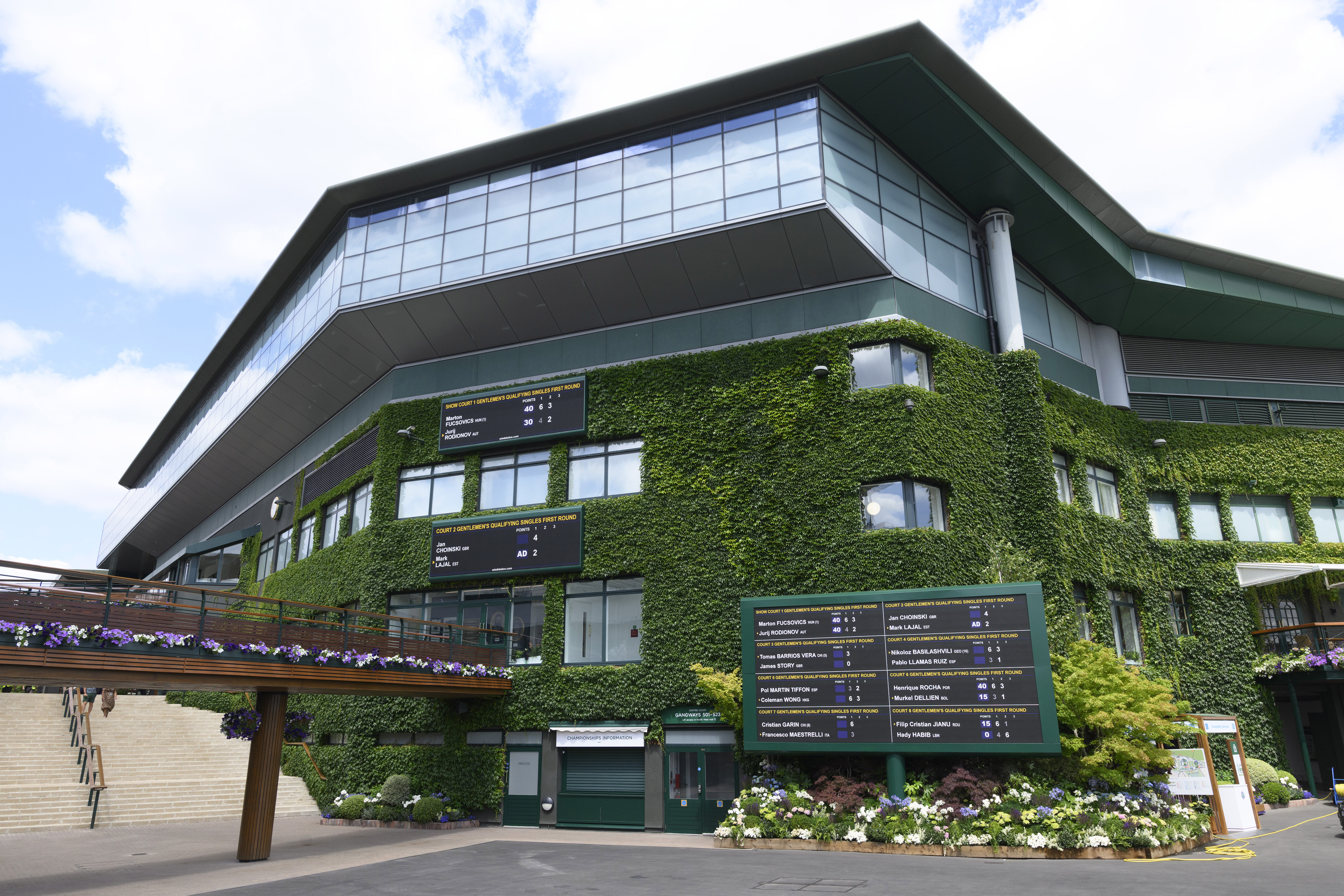 The All England Club is closely associated with Catherine's Wimbledon appearances. Each year, fans look beyond the matches to see what she wears, including the purple-and-green Wimbledon bow pinned to her outfit. | Source: Getty Images