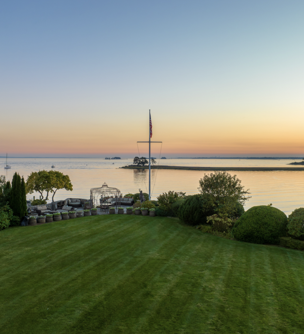 Kathie Lee and Frank shared a special evening tradition at their Connecticut estate: raising a glass together as the sun set over Long Island Sound. After his death, she sometimes continued the ritual with their dogs by her side. | Source: Instagram/@ brizolisjanzen