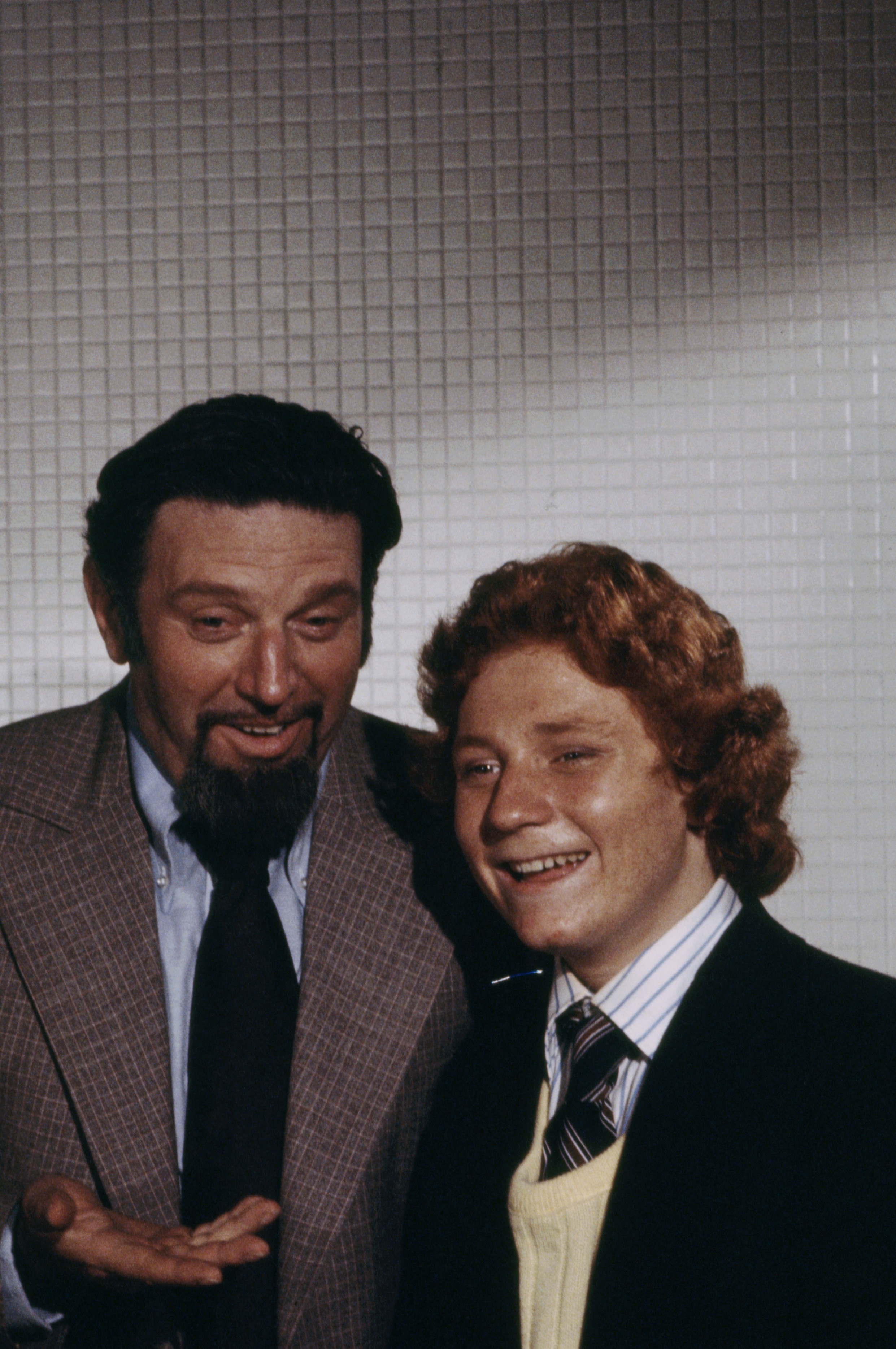 Theodore Bikel and Danny Bonaduce in the ABC TV movie "Murder on Flight 502" in 1975. | Source: Getty Images