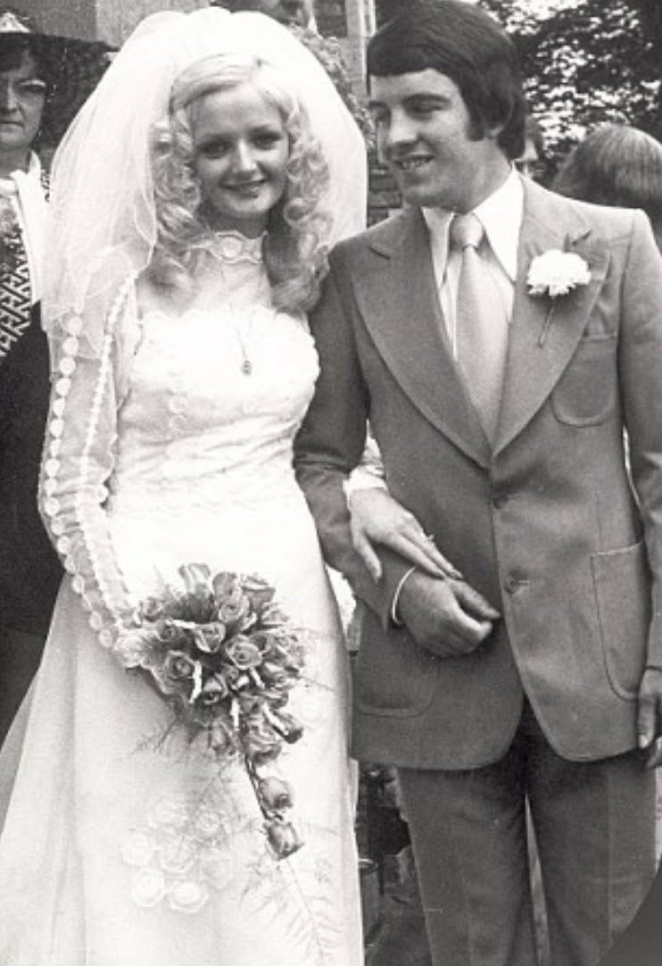Bonnie Tyler and Robert Sullivan got married in 1973. Here's a look at their wedding. | Source: Facebook/Bonnie Tyler