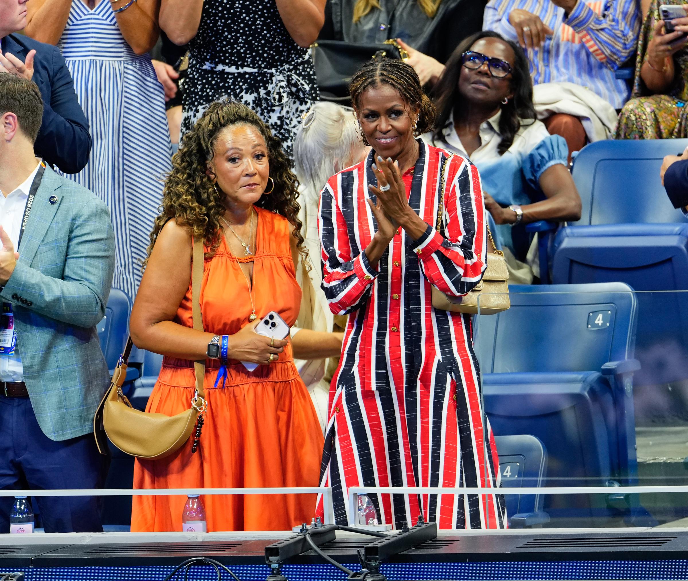 This courtside moment makes the shift especially visible: braids, layered jewelry and a more playful approach to styling now sit comfortably together, without every detail having to pass the old First Lady test.| Source: Getty Images