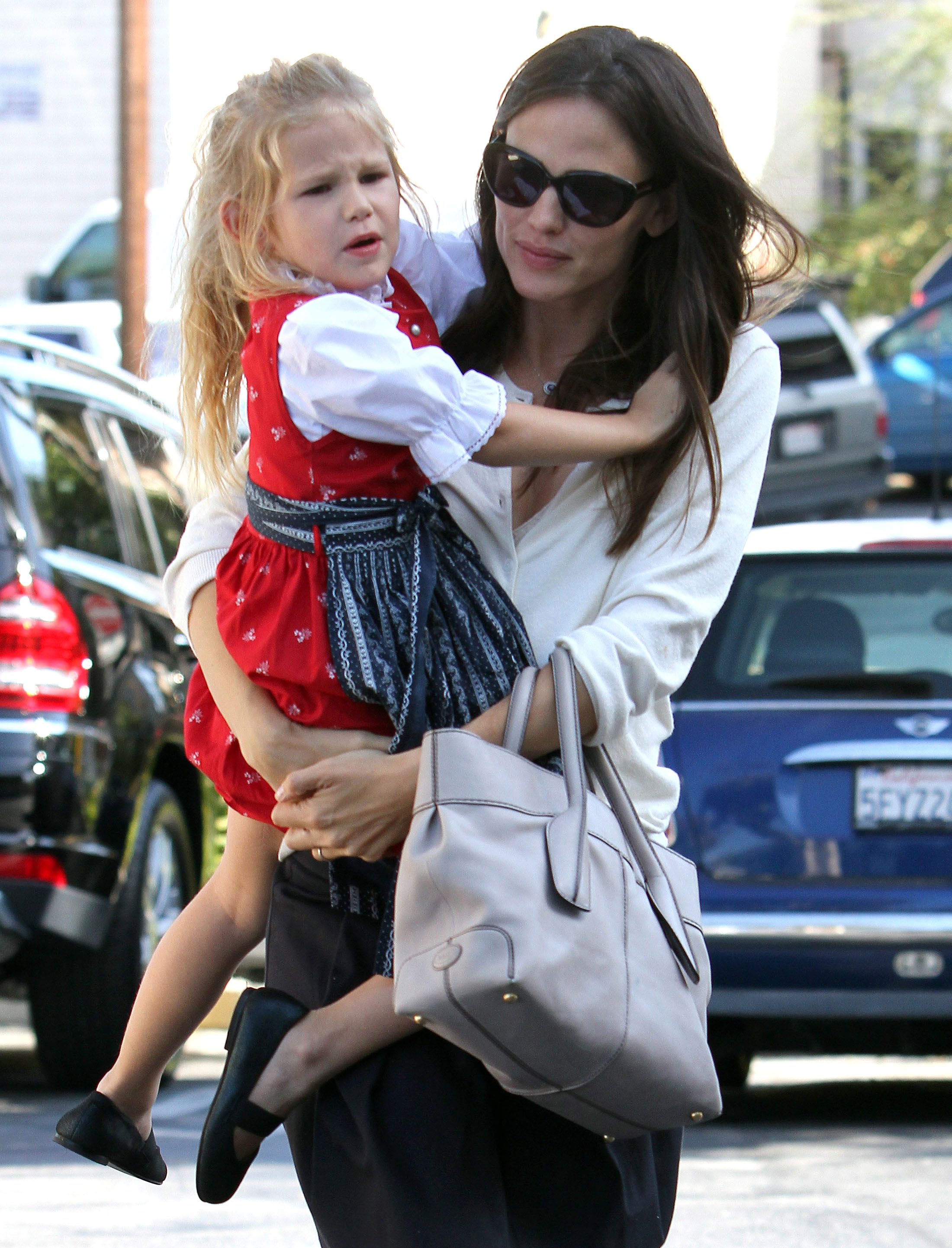 Violet Affleck and Jennifer Garner in Santa Monica, California, on August 30, 2010. | Source: Getty Images