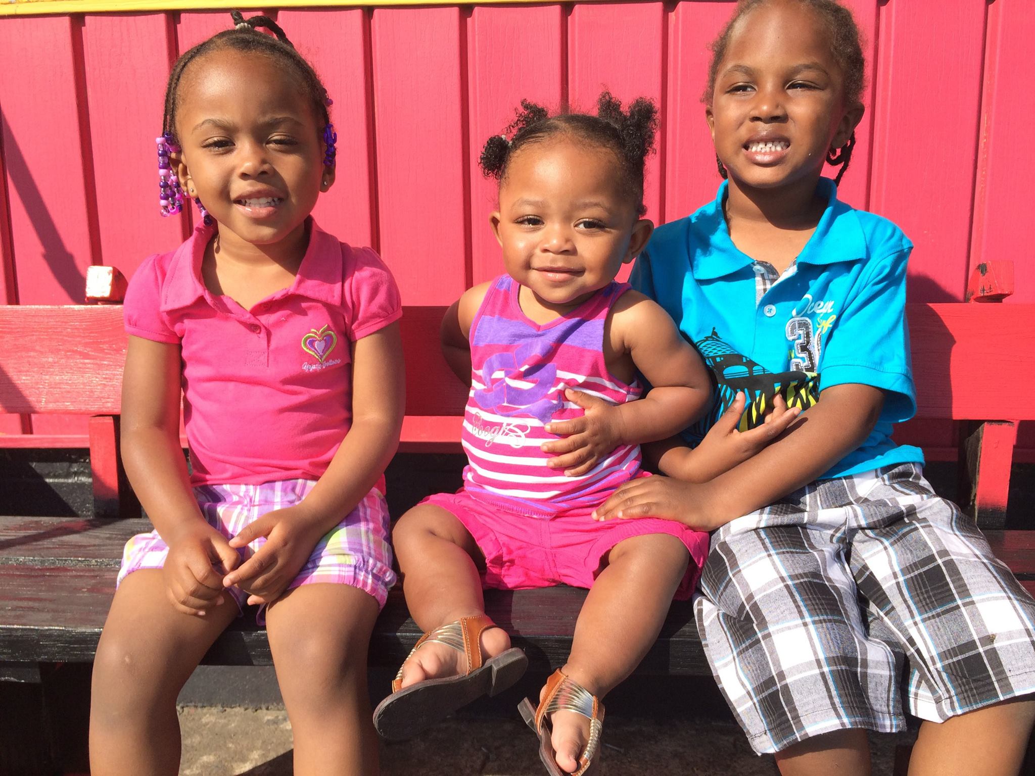 Jaleeyah Tune (center) seen with her siblings in a post dated May 7, 2016 | Source: Facebook/whitney.browntune