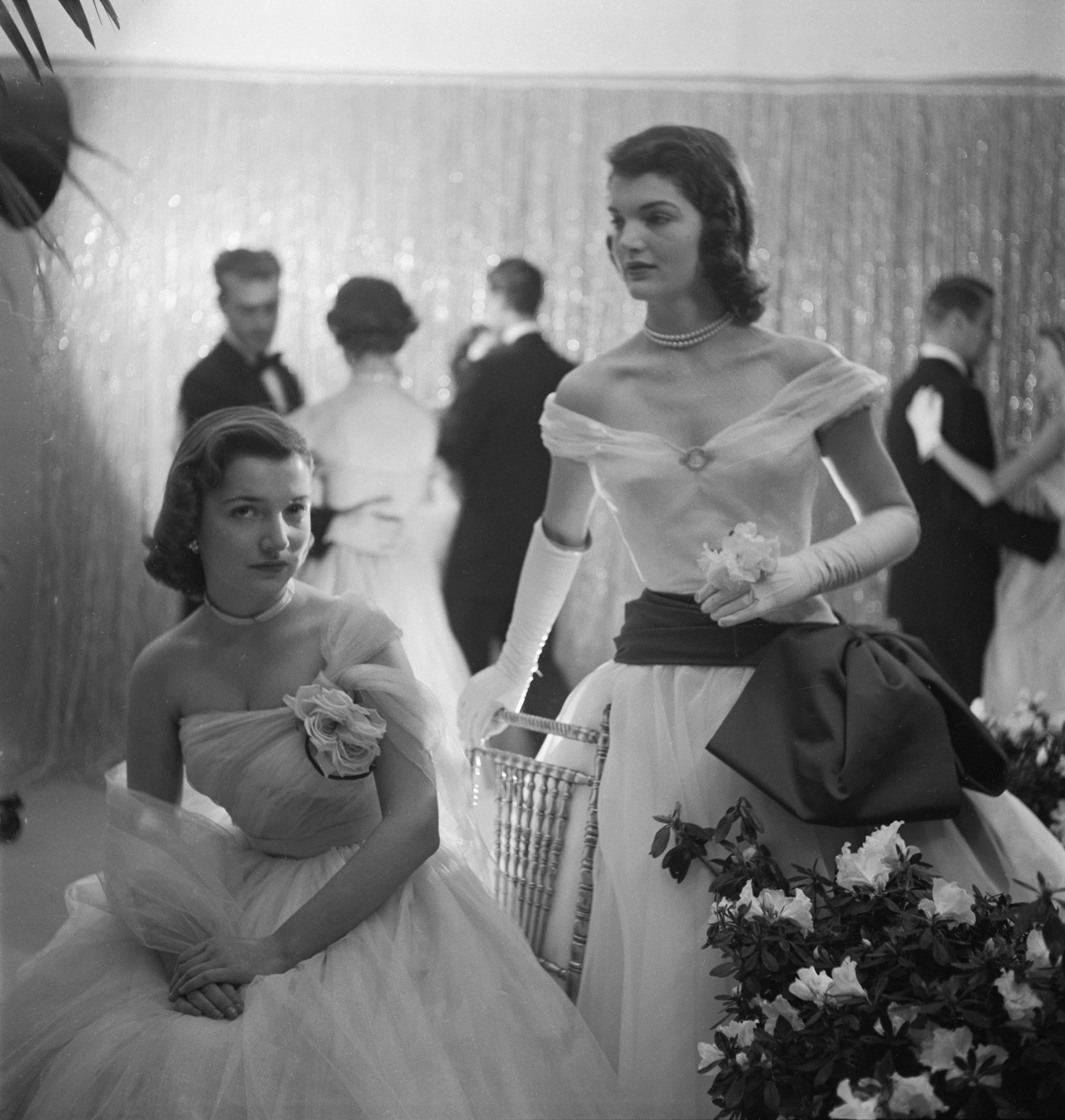 Lee Radziwill and Jacqueline Kennedy Onassis posing for Vogue in 1951. | Source: Getty Images