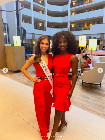 Sophia Kellstrom and Carrie Everett posing for a photo together at an event. | Source: Instagram/missamericanc