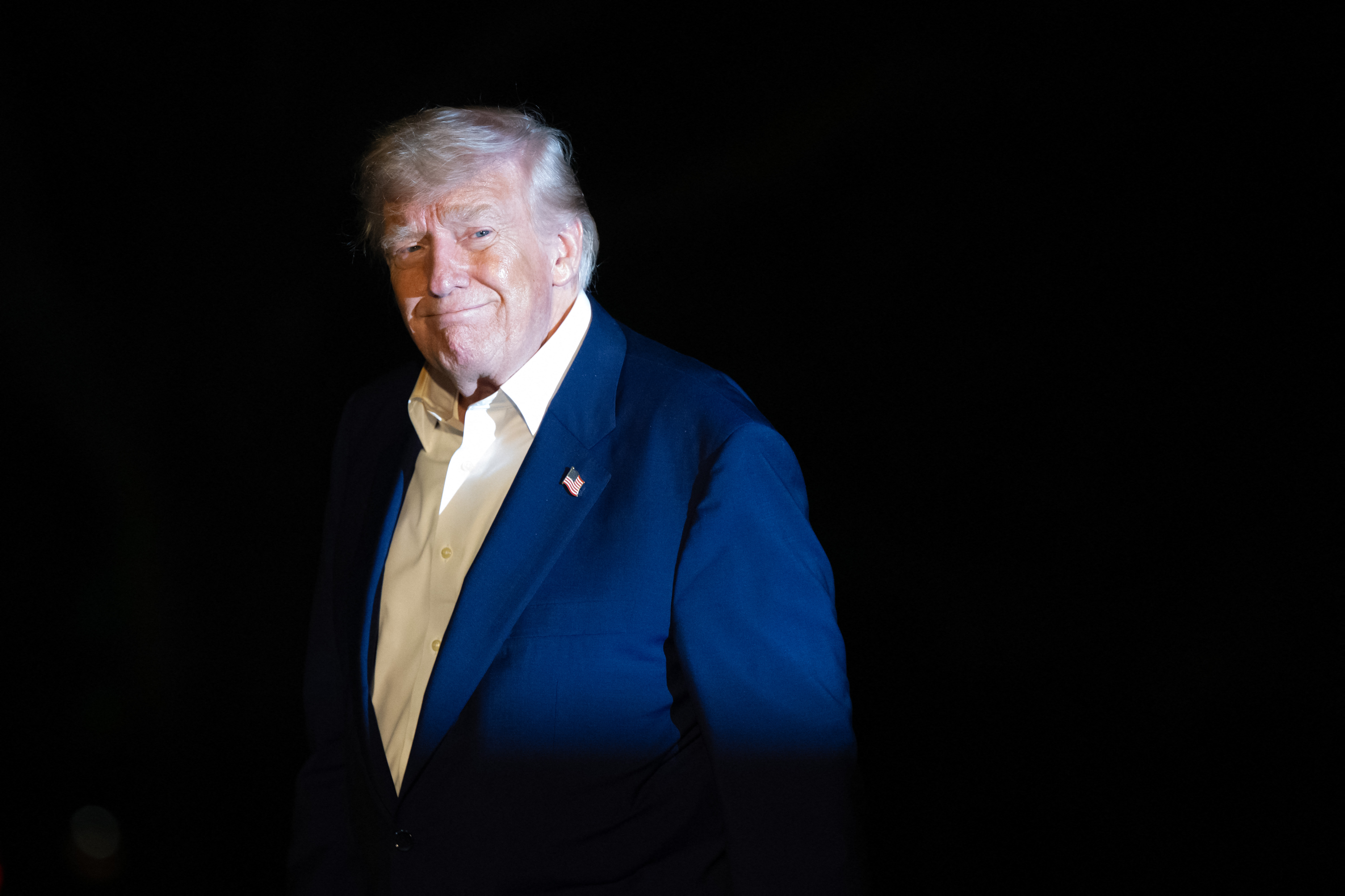 Donald Trump smiles after arriving on Marine One on the South Lawn of the White House in Washington, D.C., on May 16, 2025 | Source: Getty Images