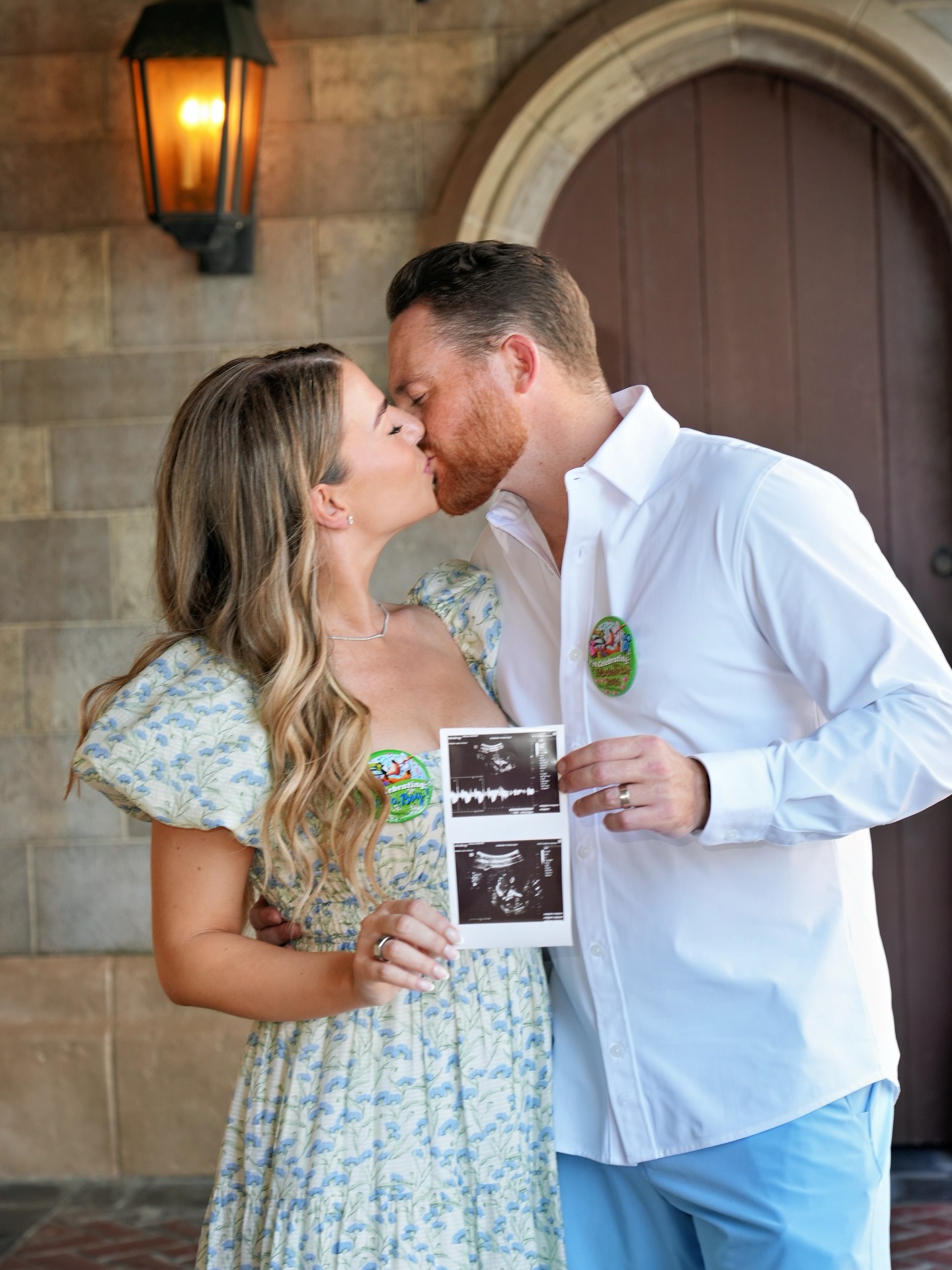 Marissa and Shelby Blackstock share a kiss while holding sonogram images from their pregnancy announcement. | Source: Instagram/rissablackstock