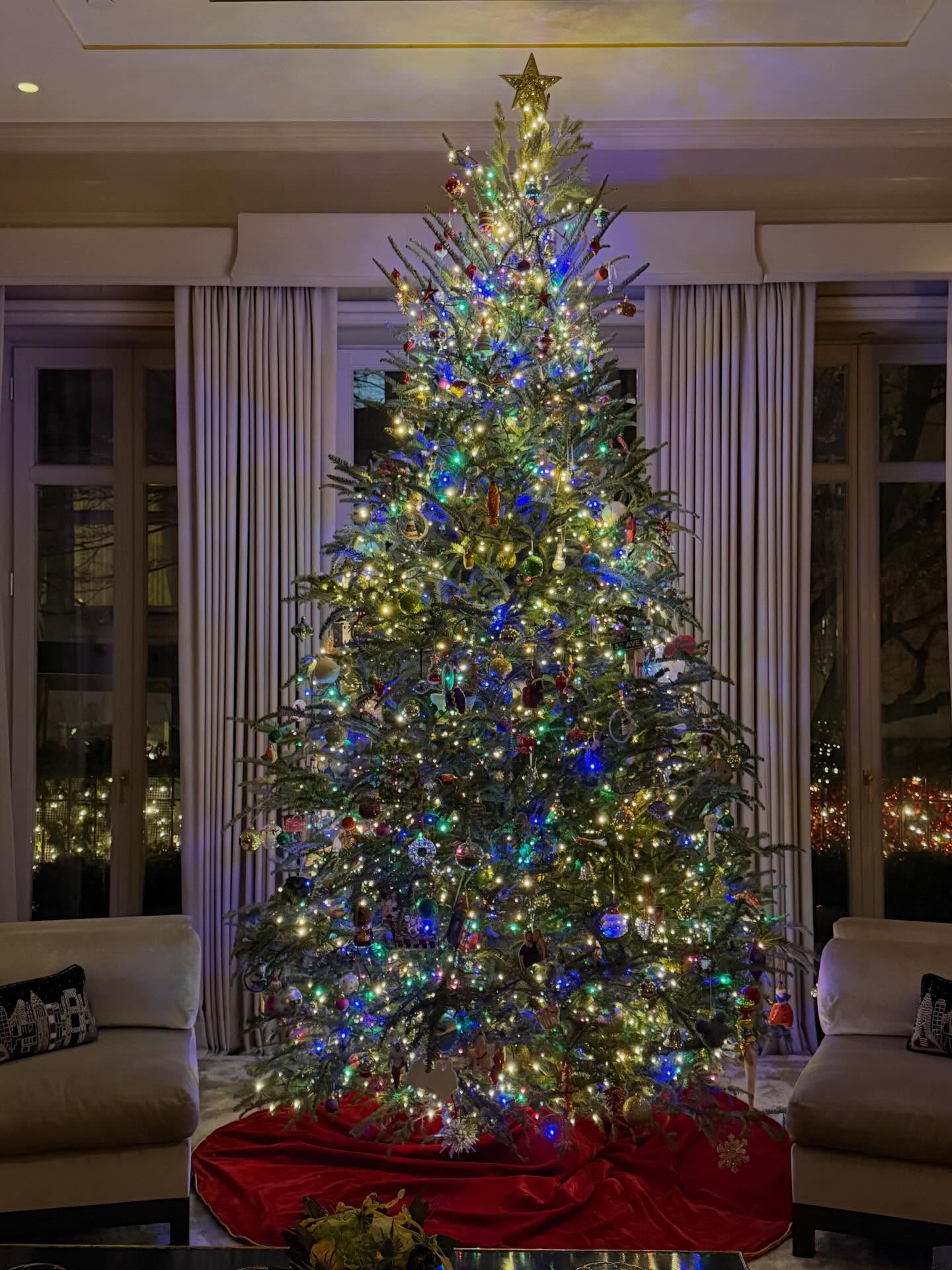 The towering Christmas tree shows off the home's height and scale. It also proves the townhouse was made for big family traditions. | Source: Instagram/kellyripa