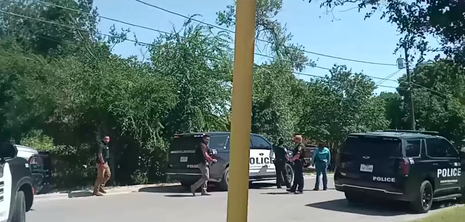 Del Rio police arrested sisters Kitty Mia Diaz and Amaya "Cookie" Diaz around 4 p.m. Thursday, roughly two hours after Caroline "Caro" Peña was rushed to the hospital. The sisters and their friend Kyandra Renee Faz were later charged with murder. | Source: YouTube/Good Citizen