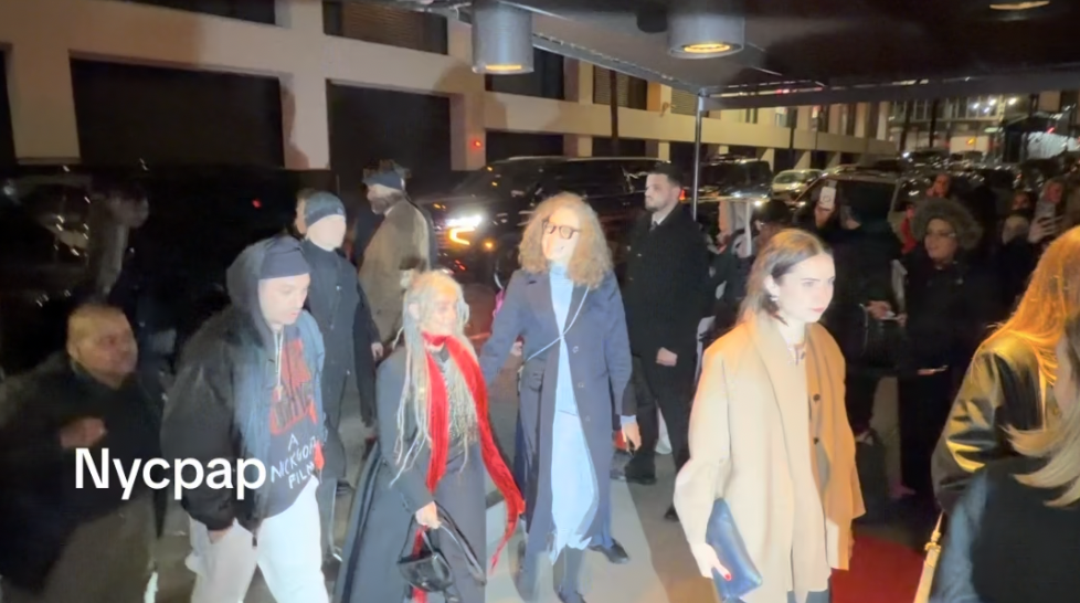 Lisa Bonet moves through a crowd outside the event venue, accompanied by companions and security while photographers capture the moment. | Source: TikTok/nycpap