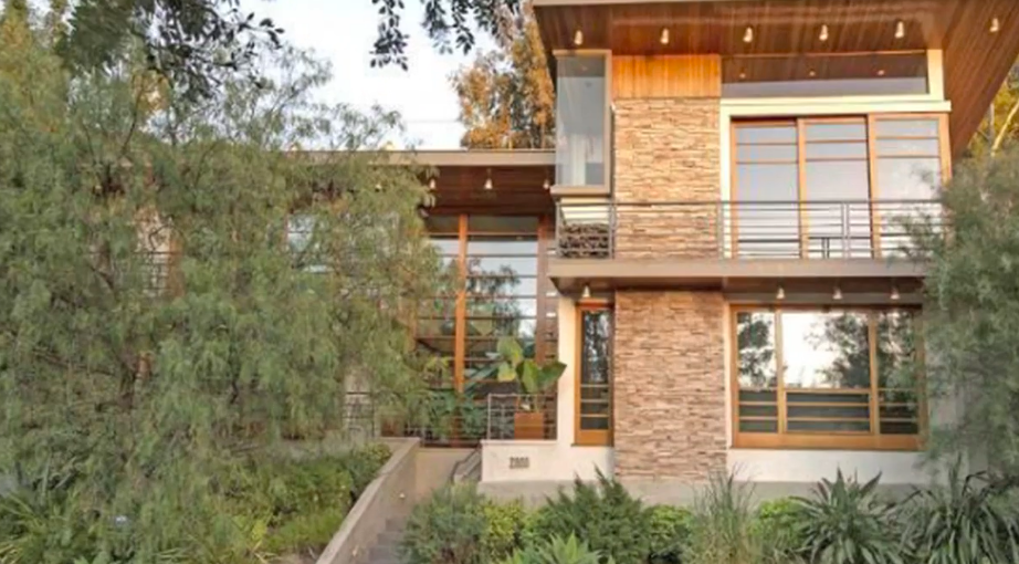 Bacon and Sedgwick reportedly paid $2.5 million for the Los Feliz property in late 2011. The architecturally inspired residence gave the couple a dramatically different home base from their rustic Connecticut farm. | Source: YouTube/Realtor.com