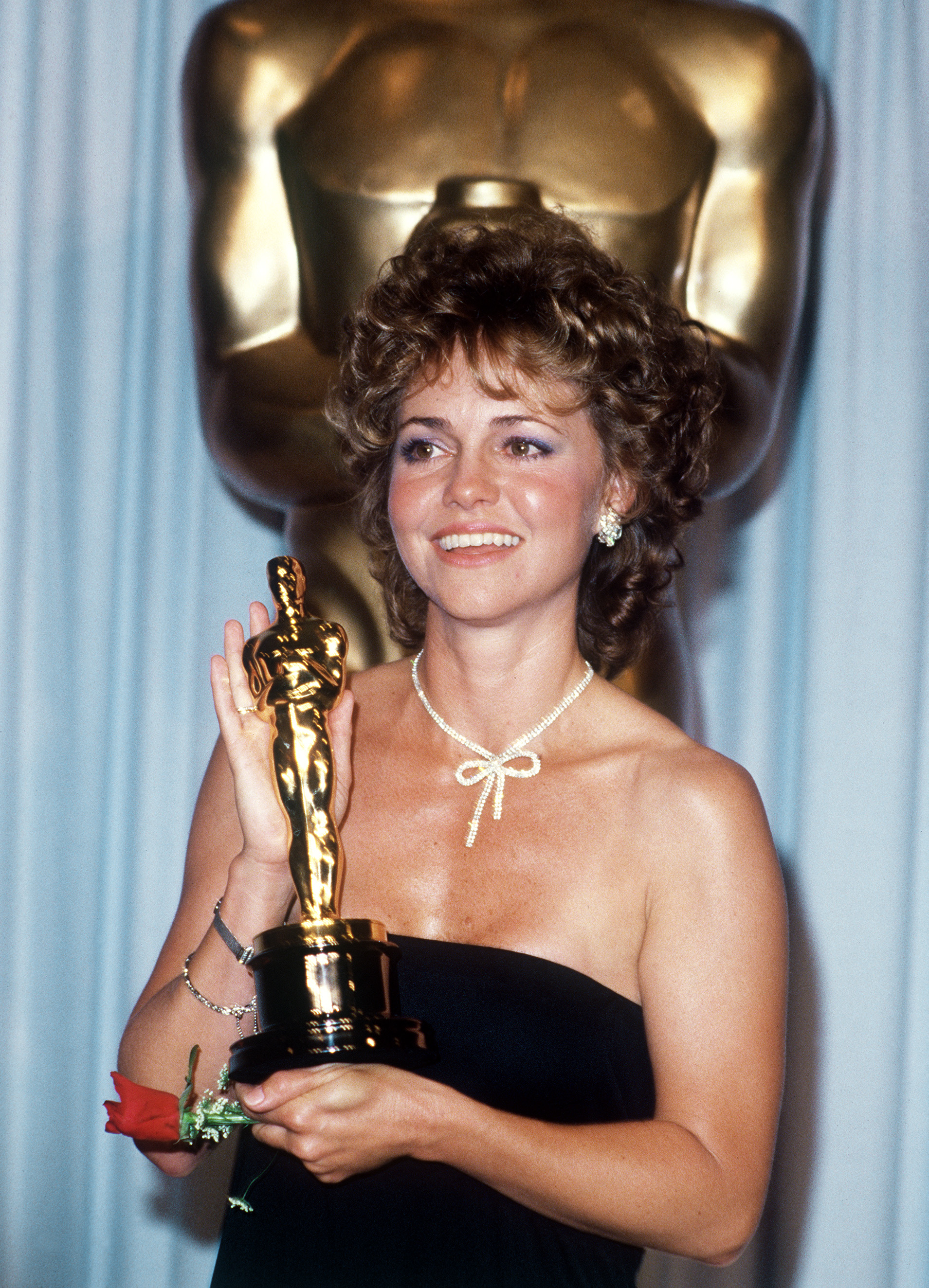 Just shy of her 40s, Sally Field poses in Hollywood with the Oscar she won for "Places in the Heart." Her glowing complexion and flawless makeup make her look so beautiful. Her elegant black gown also draws attention to her delicate collarbones.