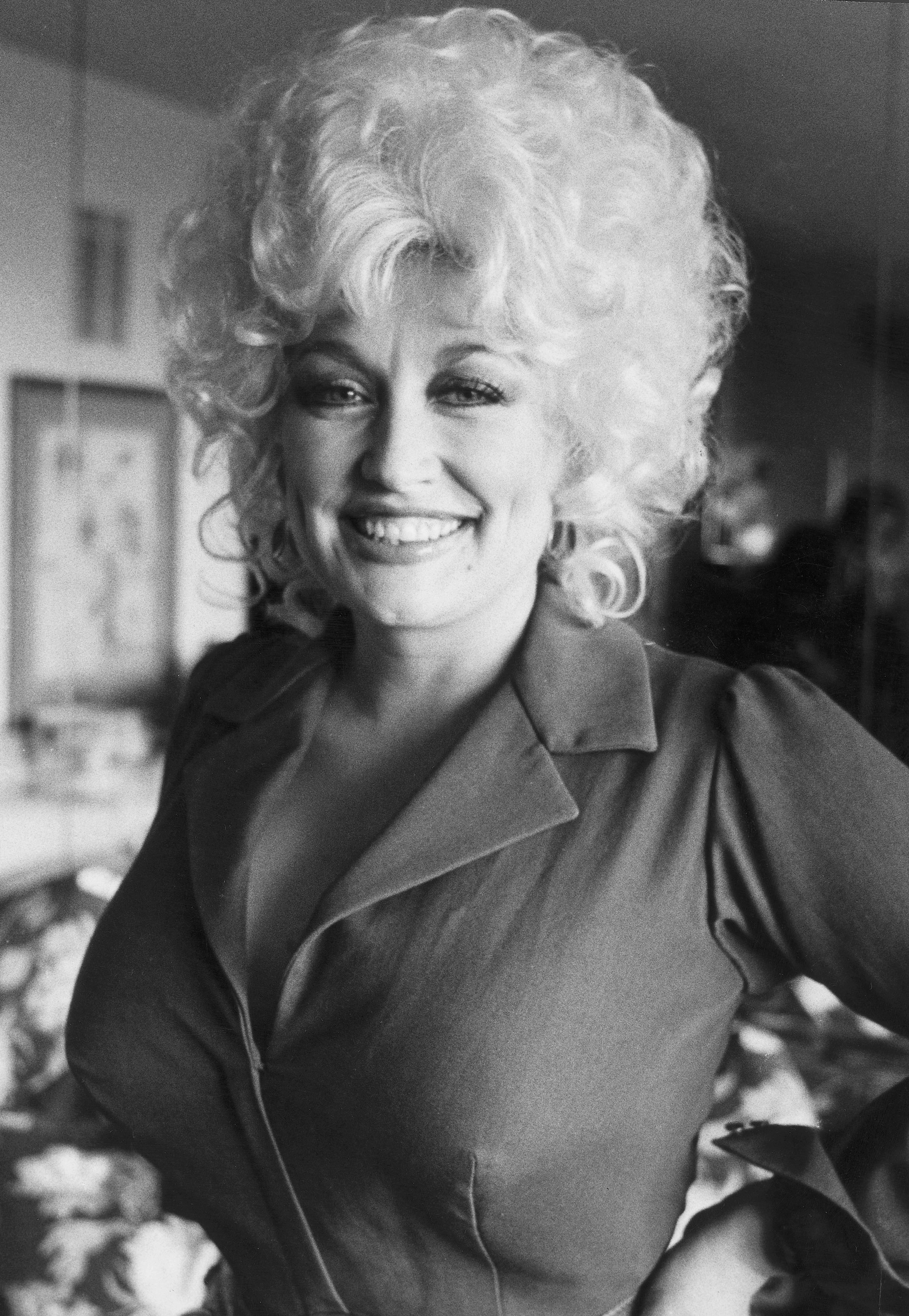 “Appalachian Memories” was never one of Dolly’s singles — she wrote it herself for 1983’s Burlap & Satin. More than 40 years later, the album track unexpectedly returned to the Emmy stage. | Source: Getty Images