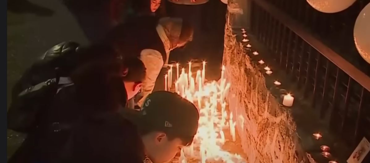 People honoring deceased children | Source: YouTube.com/CHVNoticiasTV