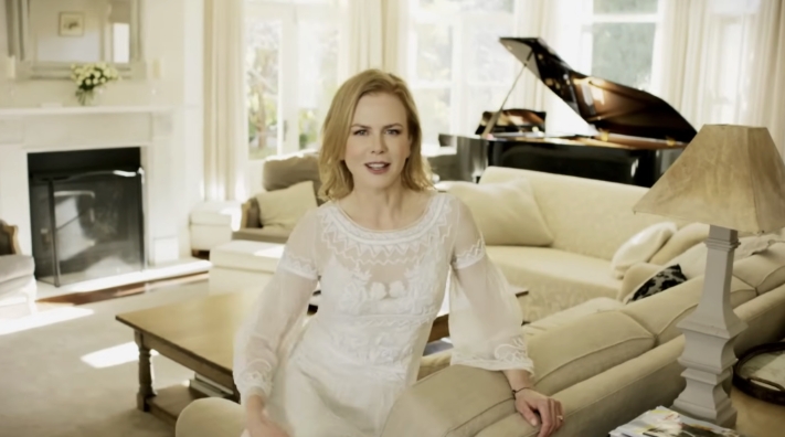 With a fireplace on one side and a grand piano on the other, the home’s light-filled living room offers a serene space anchored by plush sofas and neutral tones. From a video dated July 20, 2015. | Source: YouTube/Vogue