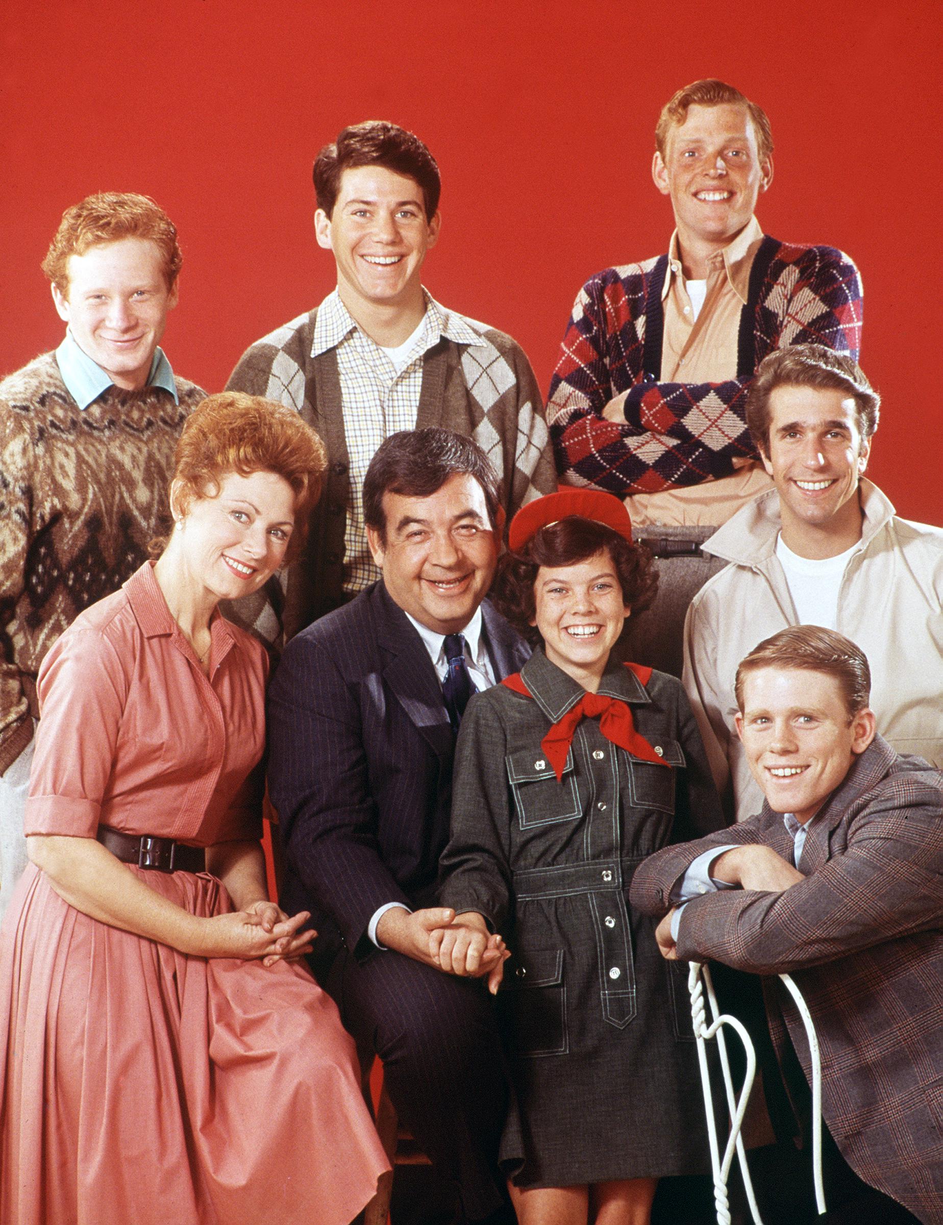 The Happy Days cast is pictured together during the sitcom’s first season, with the actor appearing alongside the characters who would become central to the beloved series.