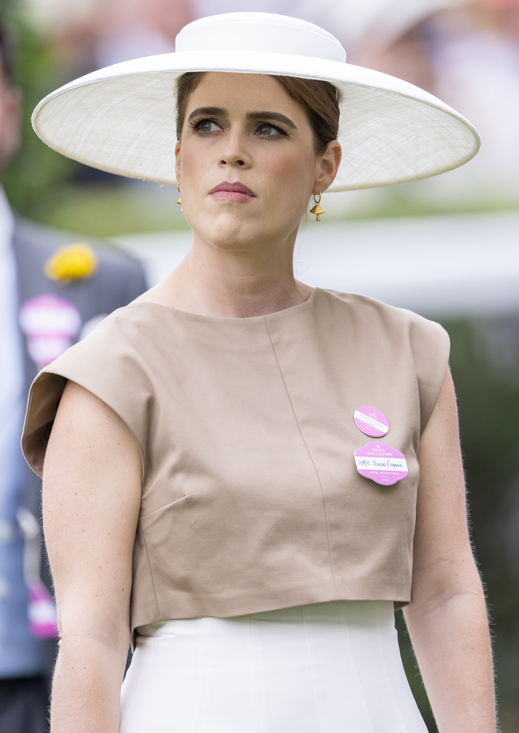 By the mid-2020s, Eugenie's style had moved firmly toward cleaner lines and softer, more neutral palettes. That minimalist phase formed a striking contrast with the relaxed look she chose for her first photographed outing after welcoming her daughter.