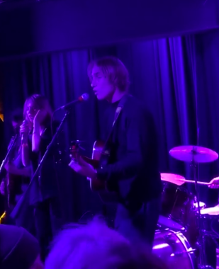 Levon and Maya Hawke singing together onstage. | Source: Instagram/levon_hawke