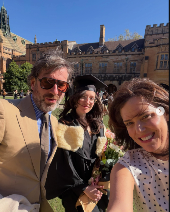 Kate Netto poses with parents Ione Skye and David Netto following her graduation from the University of Sydney. | Source: Instagram/ioneskyelee