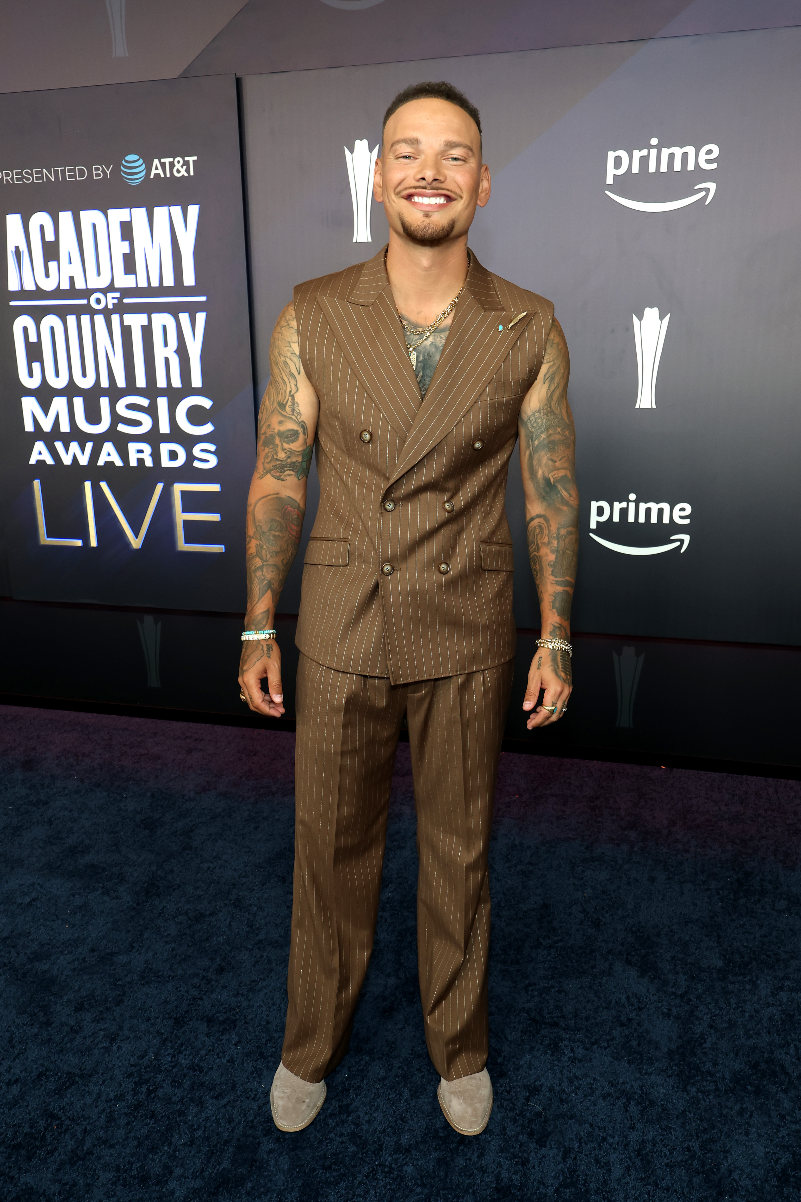 Kane Brown poses on the red carpet before the ACM Awards ceremony in Las Vegas on May 17, 2026 | Source: Getty Images