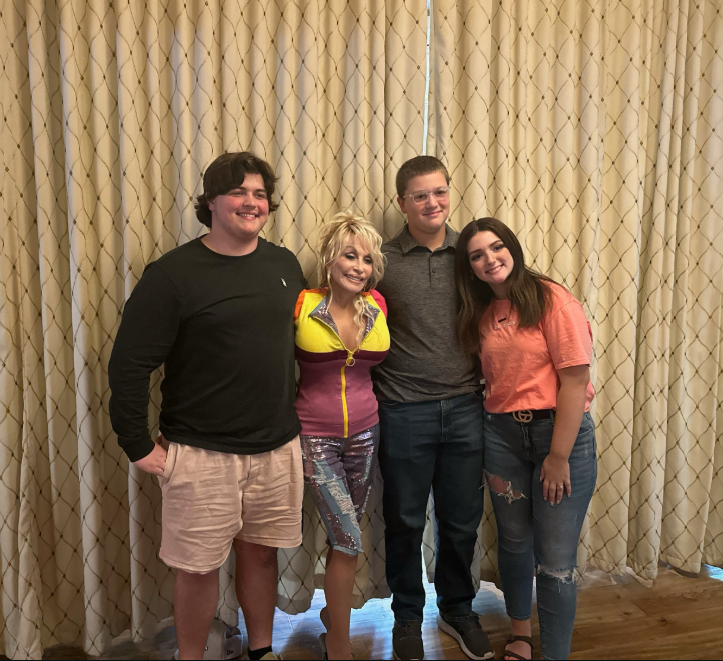 Dolly Parton poses with Lainey Mae Parton and other family members, offering a glimpse of the close-knit relationships that remained important to her beyond her public career. | Source: Instagram/thelaineyparton