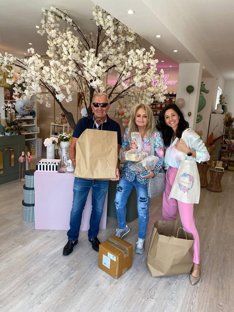 Robert Sullivan allegedly did anything to avoid raising suspicion about his affair. Here's a photo of Bonnie Tyler and some friends in 2021. | Source: Facebook/Bonnie Tyler