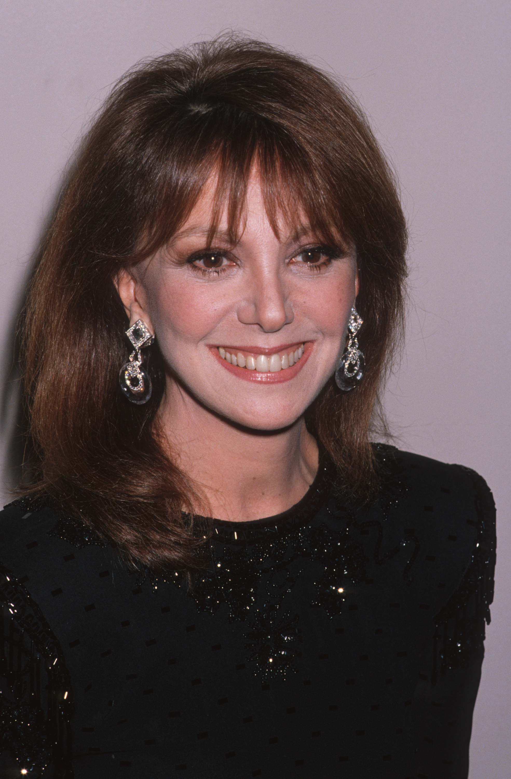 Marlo Thomas attends a gala tribute honoring Mike Nichols, pairing elegant evening attire with sparkling statement earrings. | Source: Getty Images