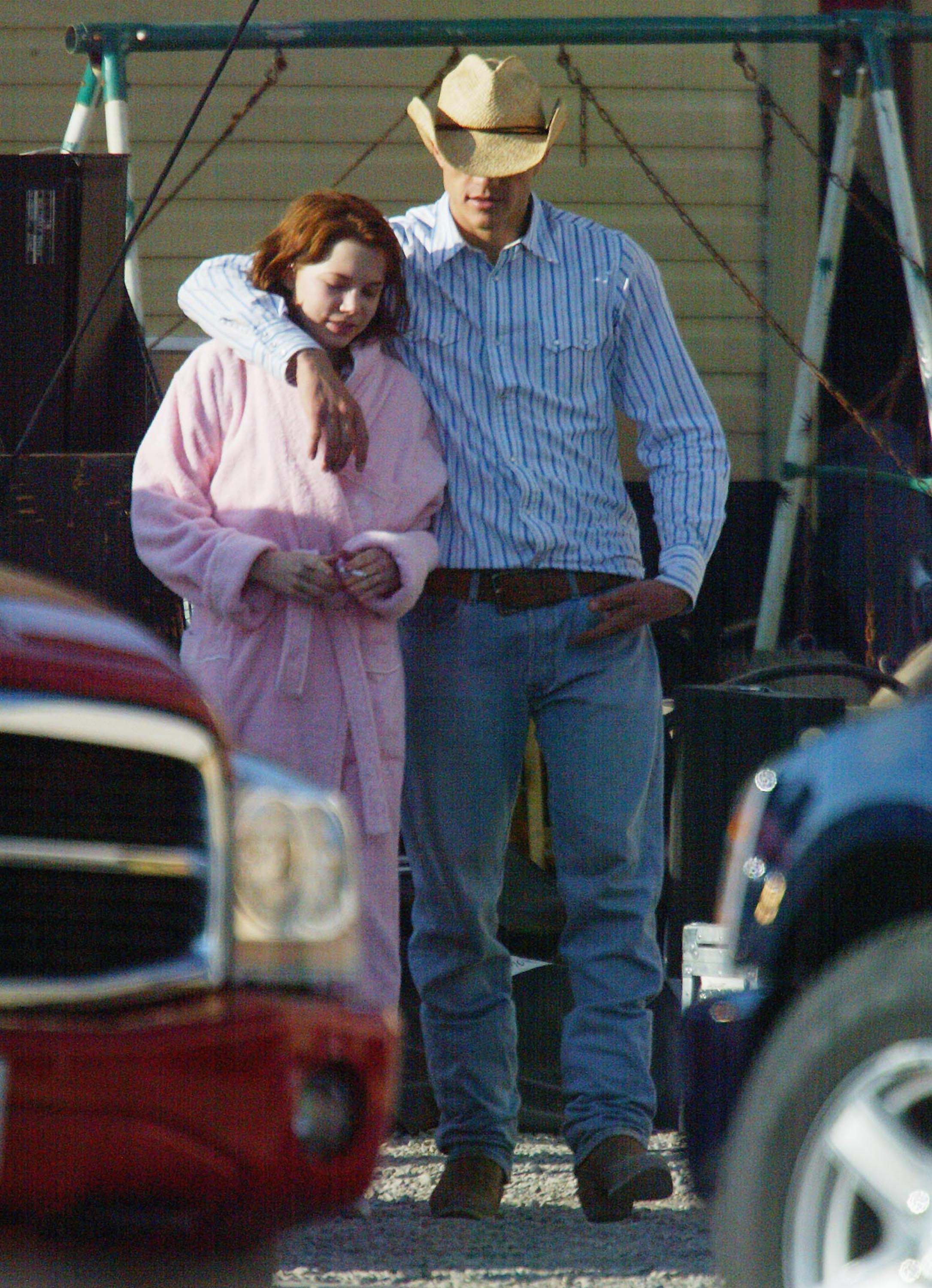 Michelle Williams and Heath Ledger walk together while on a break during filming of Brokeback Mountain on May 30, 2004, in Alberta | Source: Getty Images