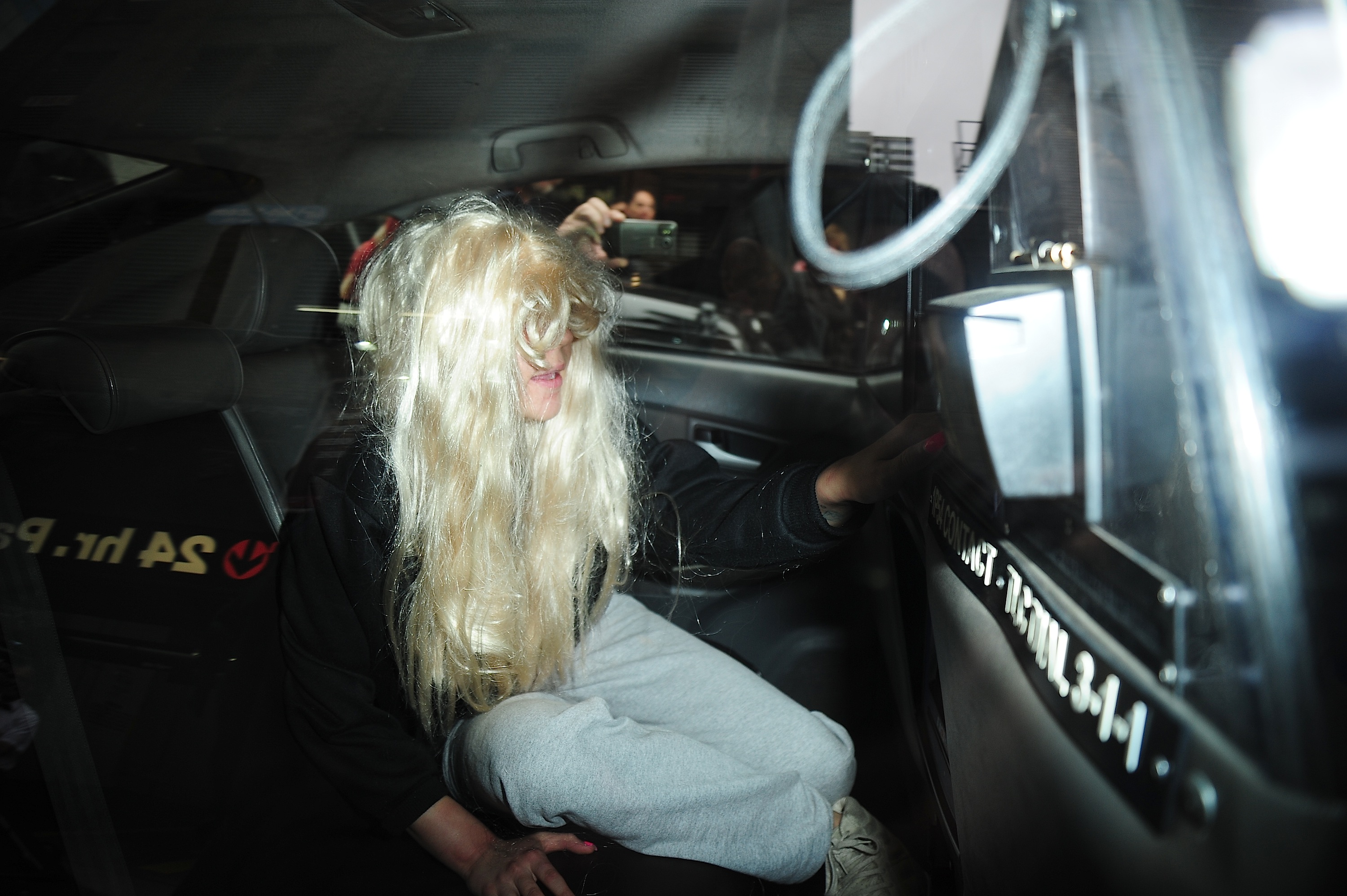 Amanda Bynes in a police car in New York on May 23, 2013 | Source: Getty Images