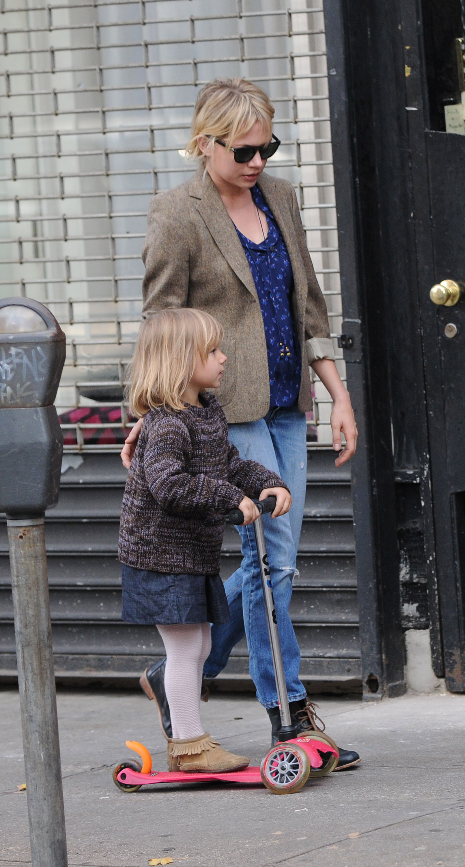 Actress Michelle Williams and her daughter Matilda are seen on October 30, 2009, in the Brooklyn borough of New York City | Source: Getty Images