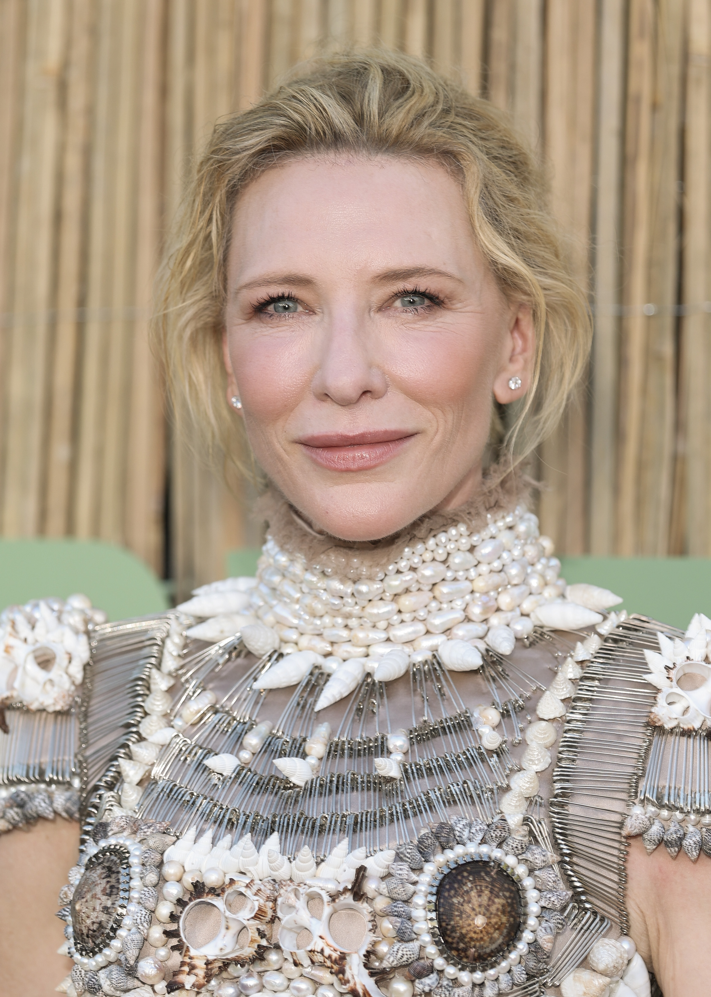Her makeup was natural, with a light base, minimal eye makeup, and a soft rose-toned lip, closely matching her skin tone and overall styling.