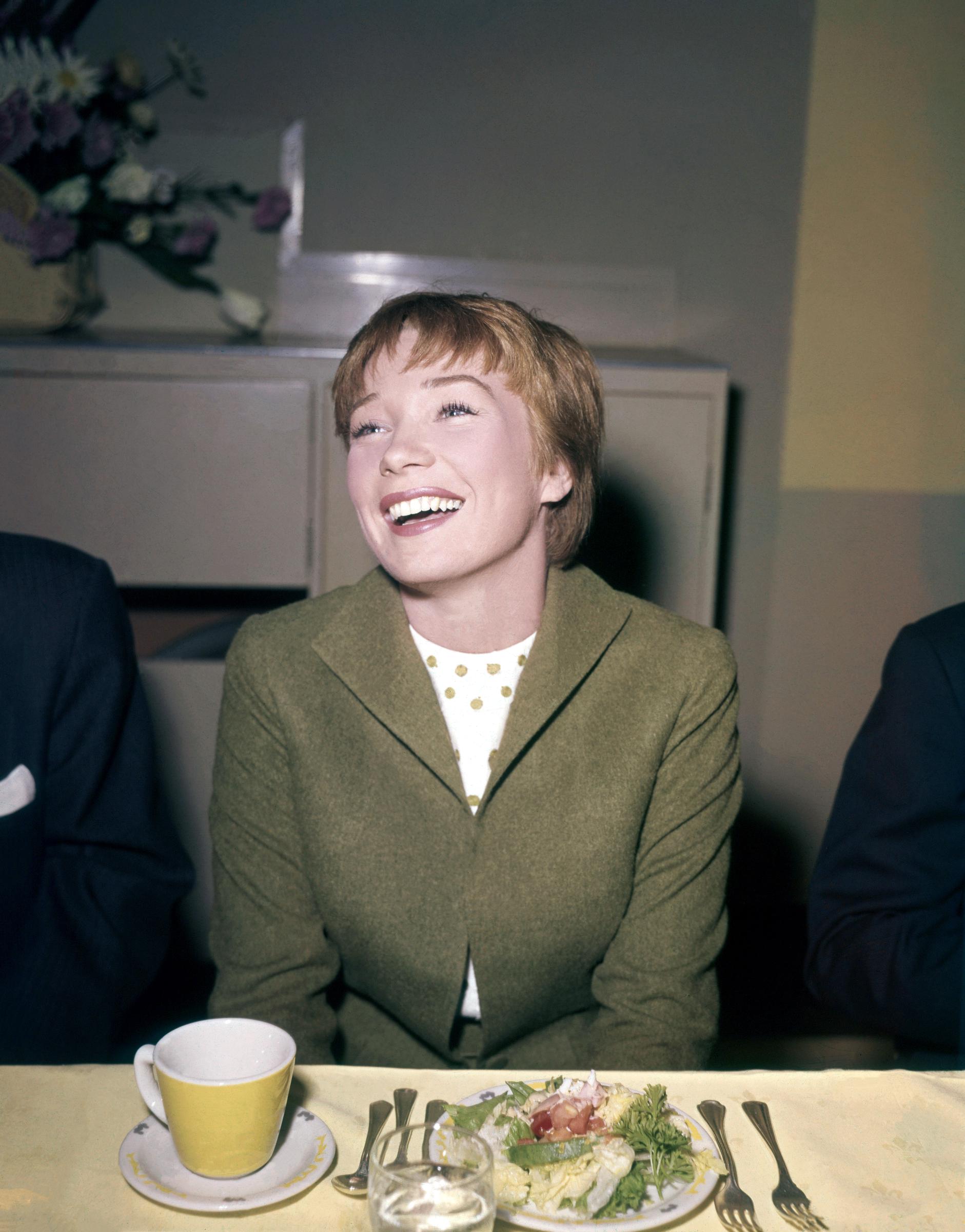 Shirley MacLaine during a lunch in Los Angeles, circa 1959 | Source: Getty Images