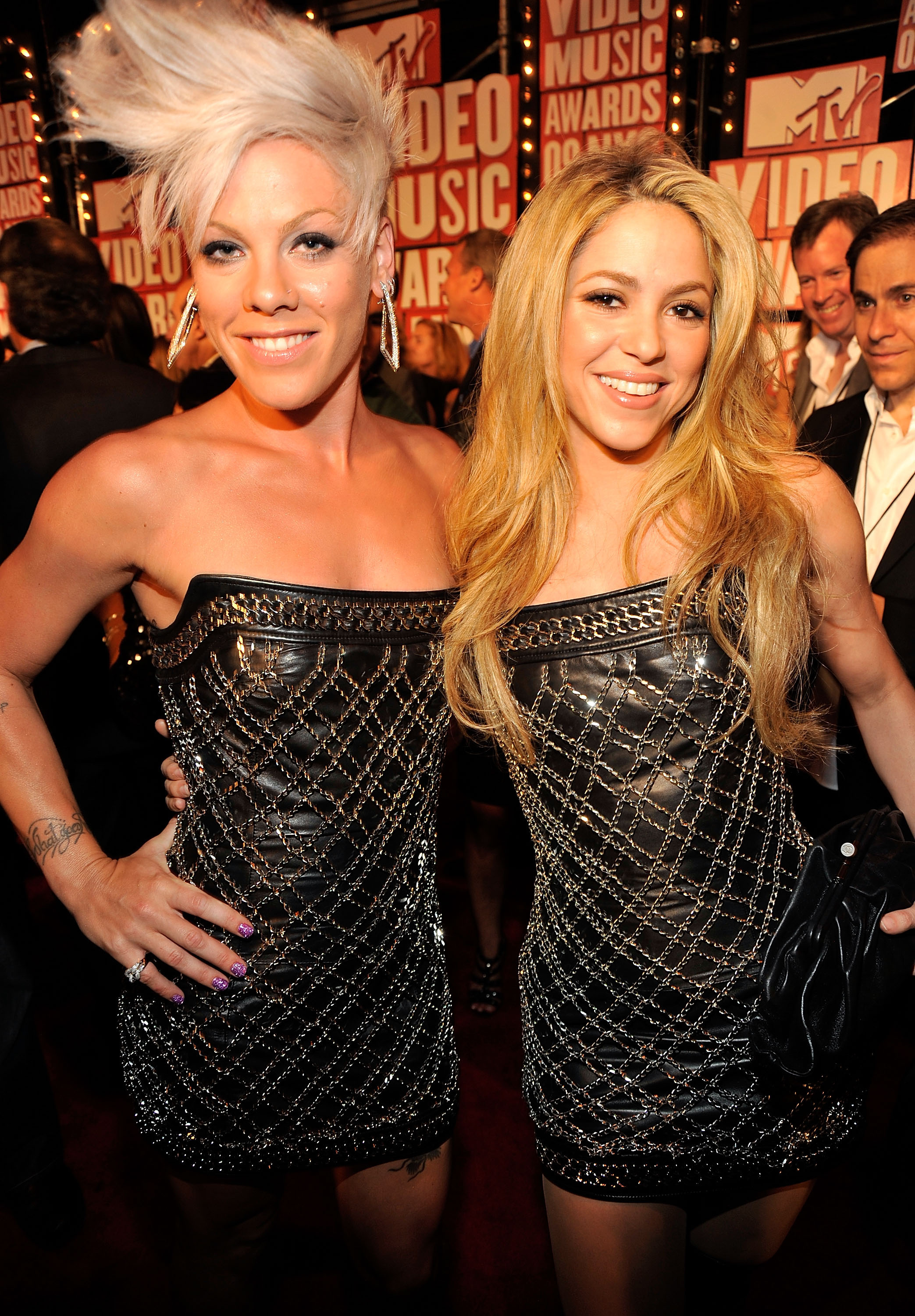 Pink and Shakira attend the MTV Video Music Awards in New York City on September 13, 2009 | Source: Getty Images