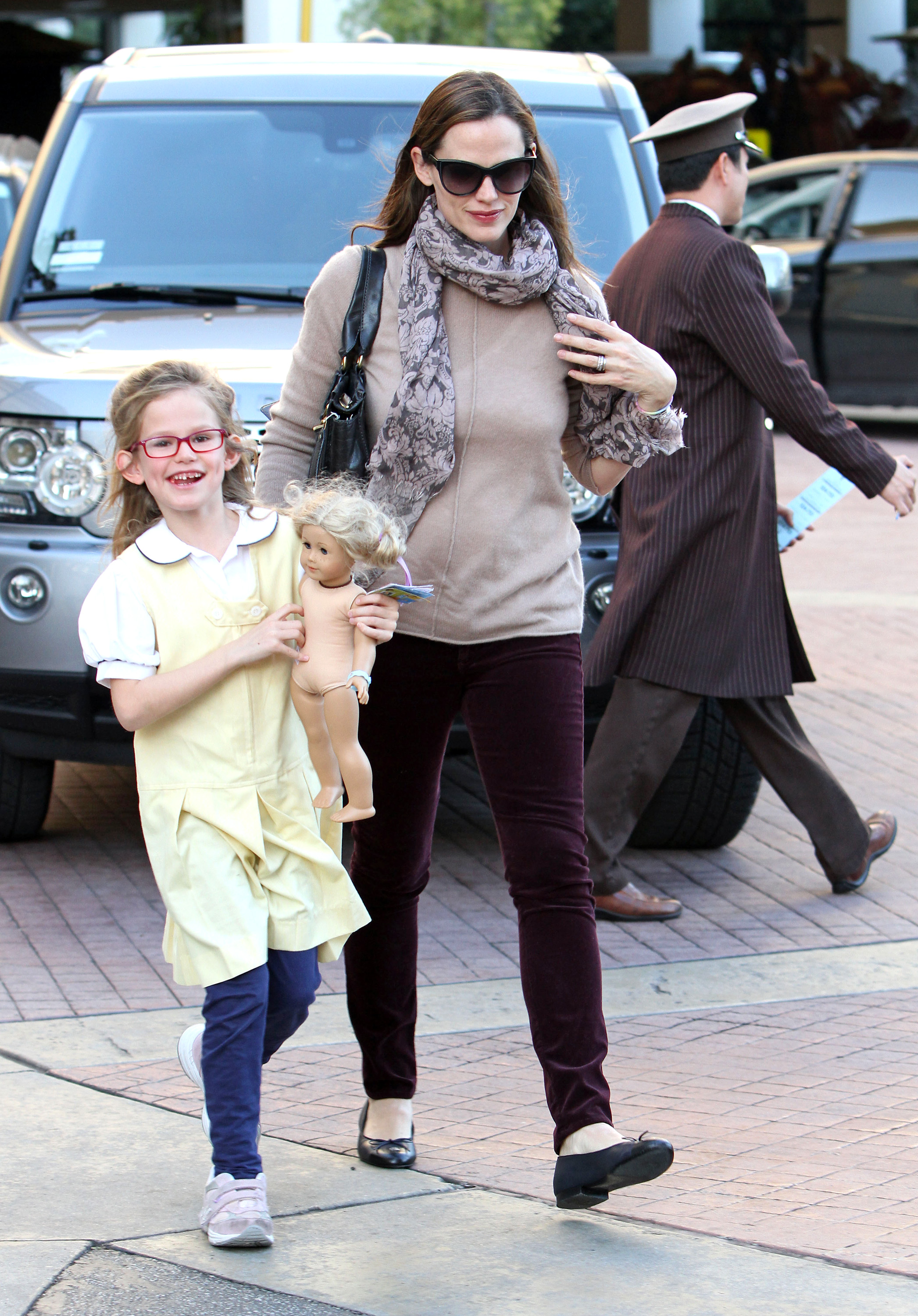 Violet Affleck and Jennifer Garner seen shopping at The Grove on January 8, 2013, in Los Angeles, California. | Source: Getty Images