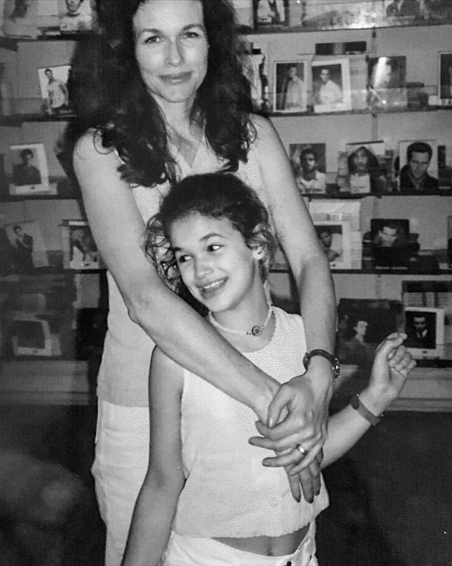 Fans especially noticed Scarlett's resemblance to her mother in throwback photos. Some Instagram users did not hold back when they saw the mother-daughter connection. | Source: Instagram/scarloz