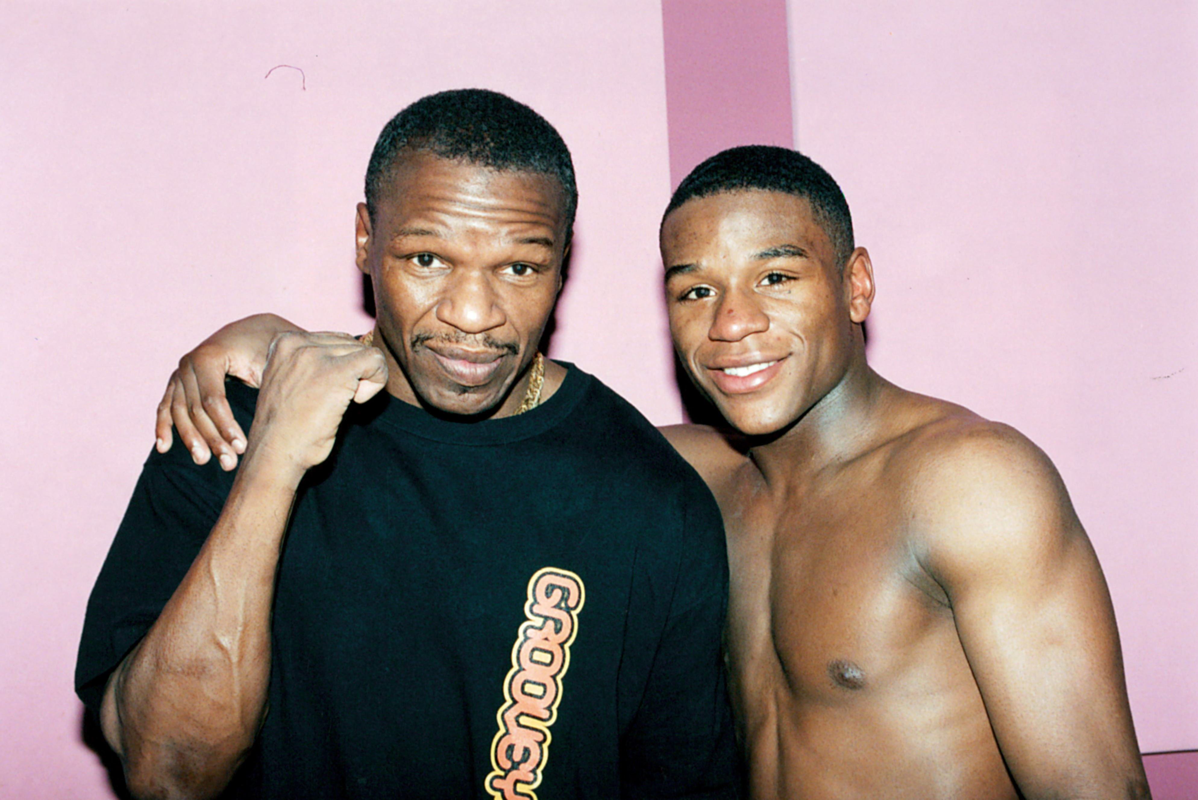 Floyd Mayweather Jr. poses with his father Floyd Mayweather, after winning the fight against Sam Girard on February 28,1998 | Source: Getty Images