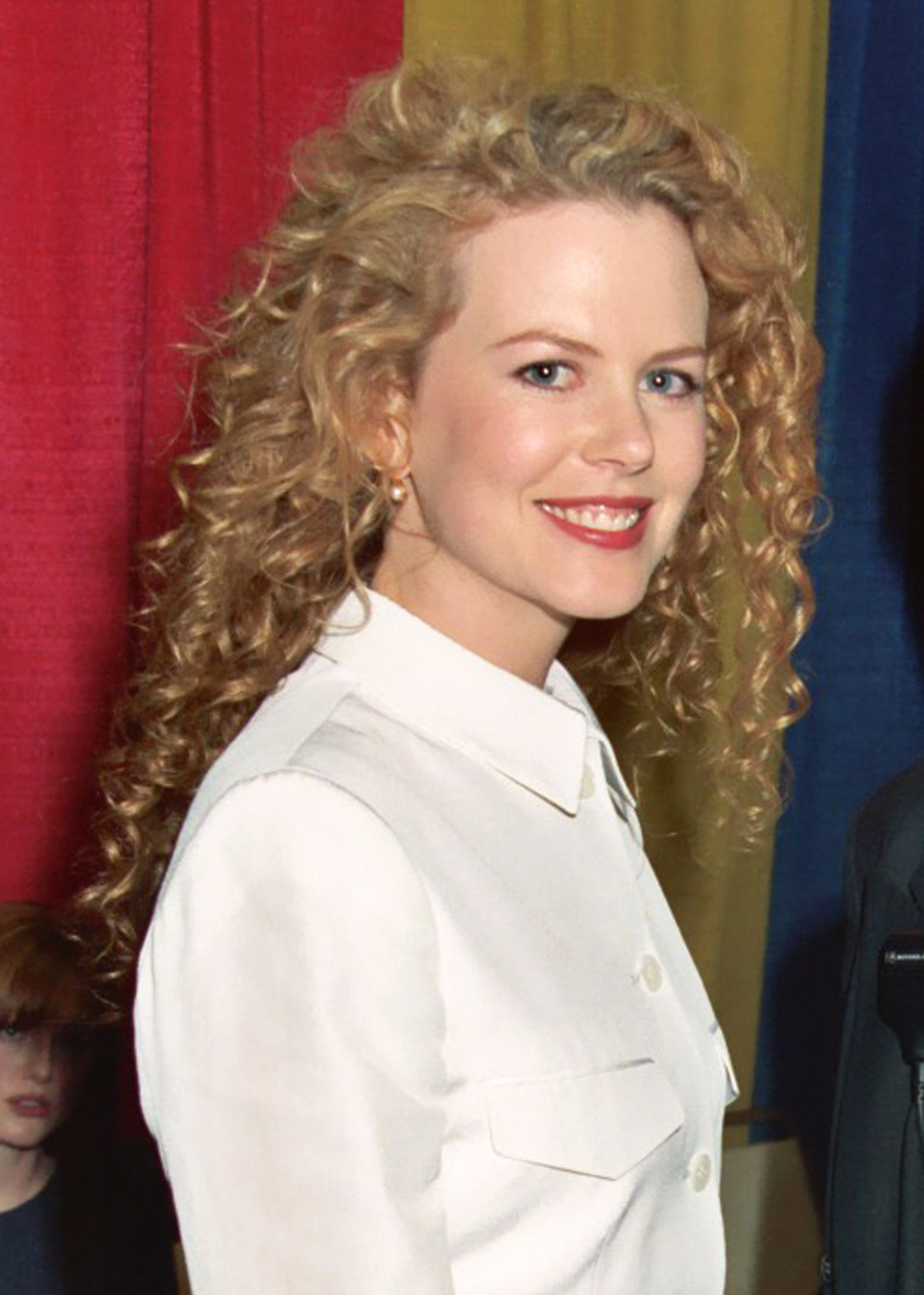 A bright red carpet moment in 1995 highlights her naturally full cheek volume and soft jawline before the era of Hollywood sculpting took over. This porcelain skin reflects the fair complexion she famously protected with an unyielding sunscreen routine. | Source: Getty Images