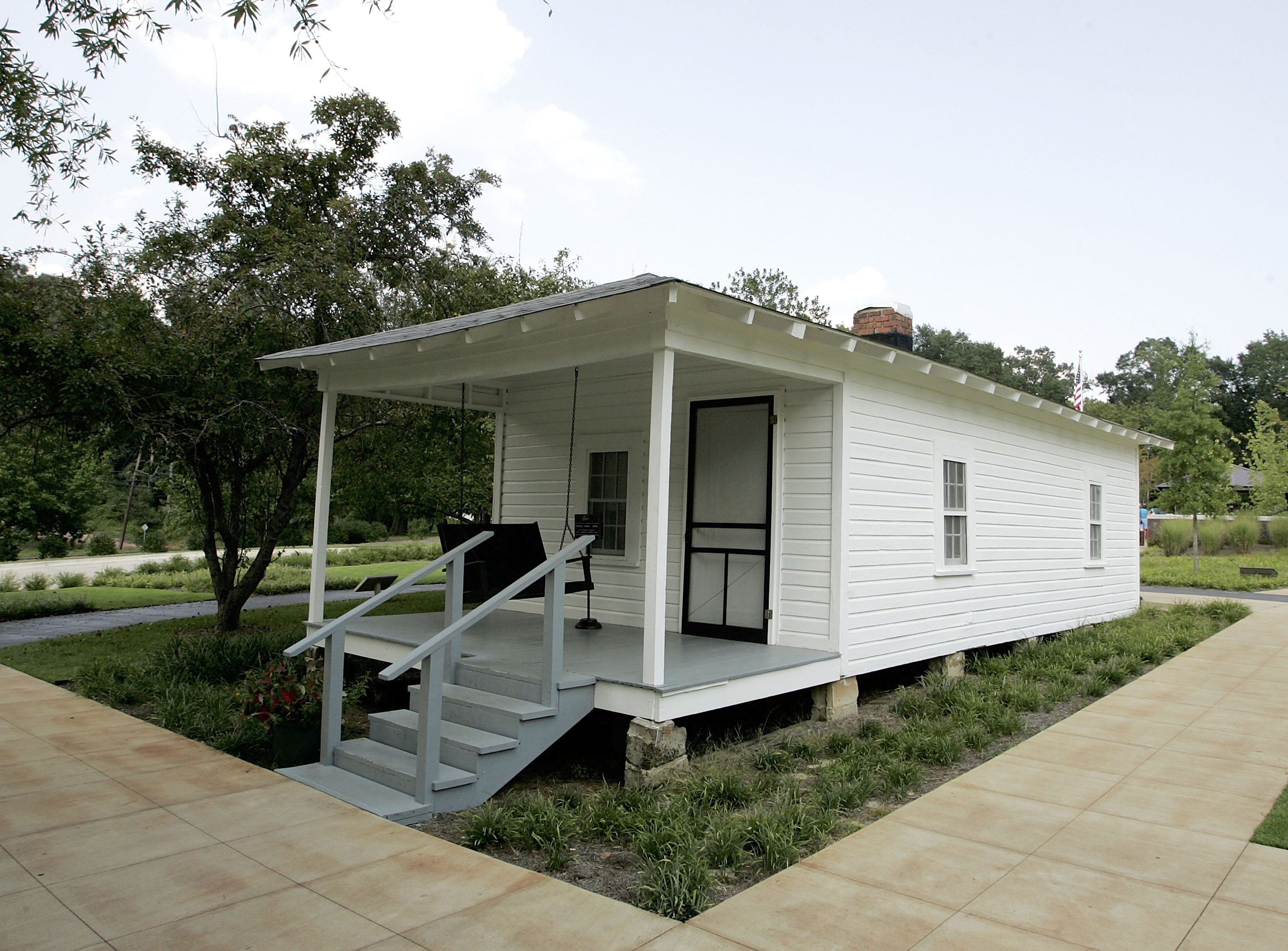 This modest two-room house in Tupelo, Mississippi, is where Elvis Presley was born on January 8, 1935. Built by his father, Vernon Presley, the home became the starting point of a journey that would forever change popular music. | Source: Getty Images