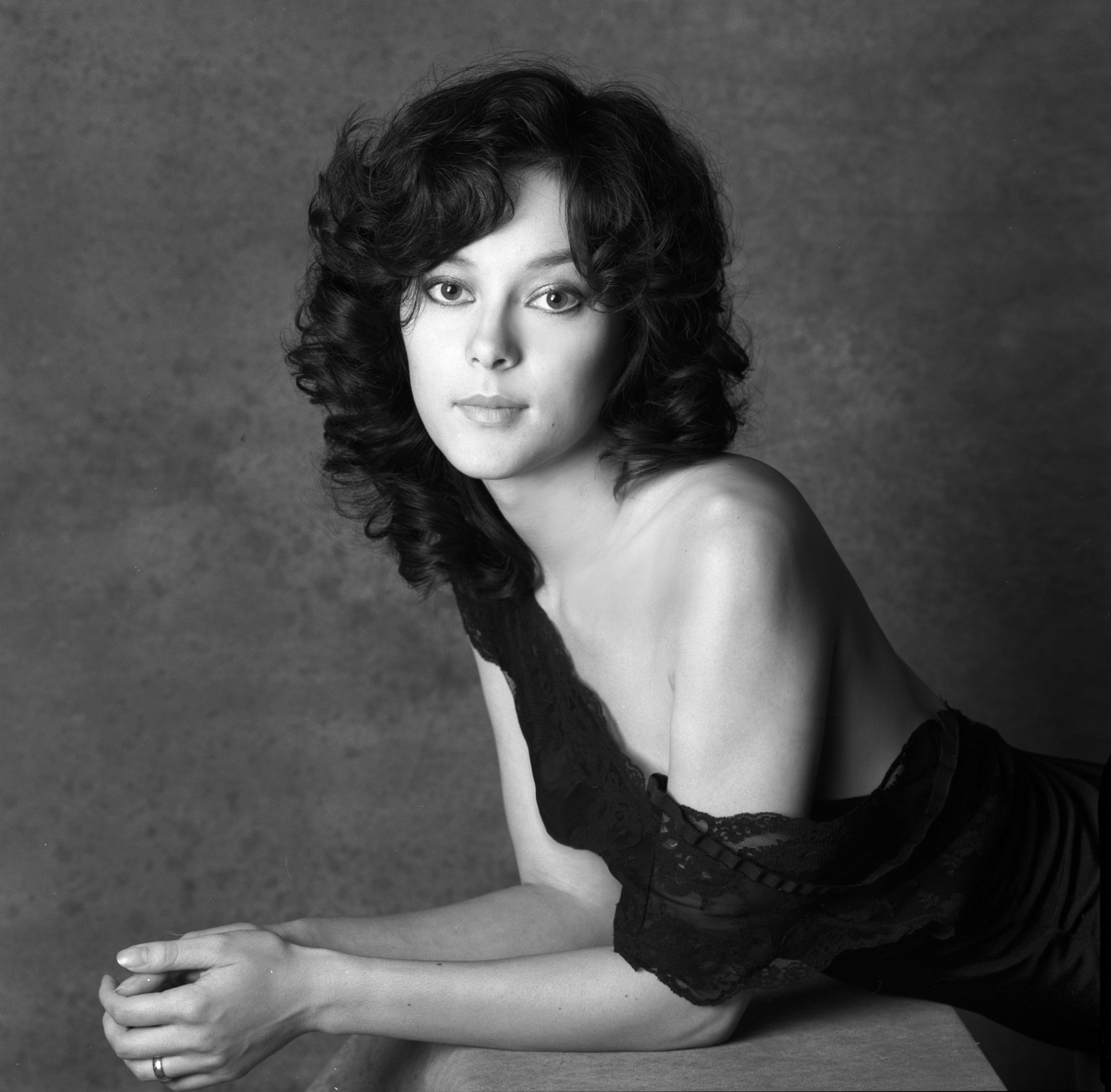 Meg Tilly poses for a portrait in Los Angeles, California, on March 5, 1982 | Source: Getty Images