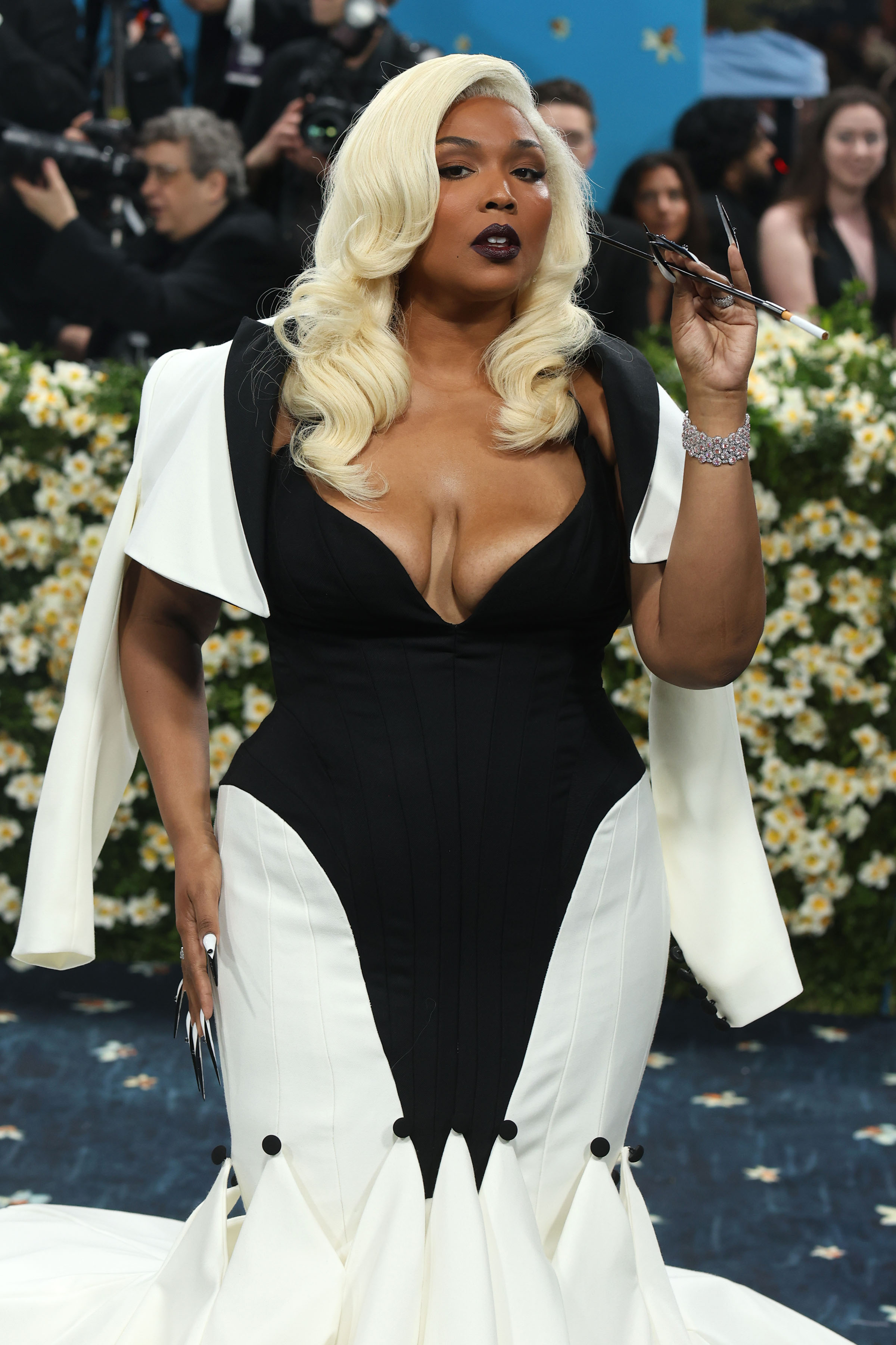 At the Met Gala, Lizzo commands attention with a refined, high-fashion presence, her gaze poised and self-assured amid the spotlight. In a sharply tailored, statement look, the moment signals a new era — elevated, intentional, and confidently redefined.