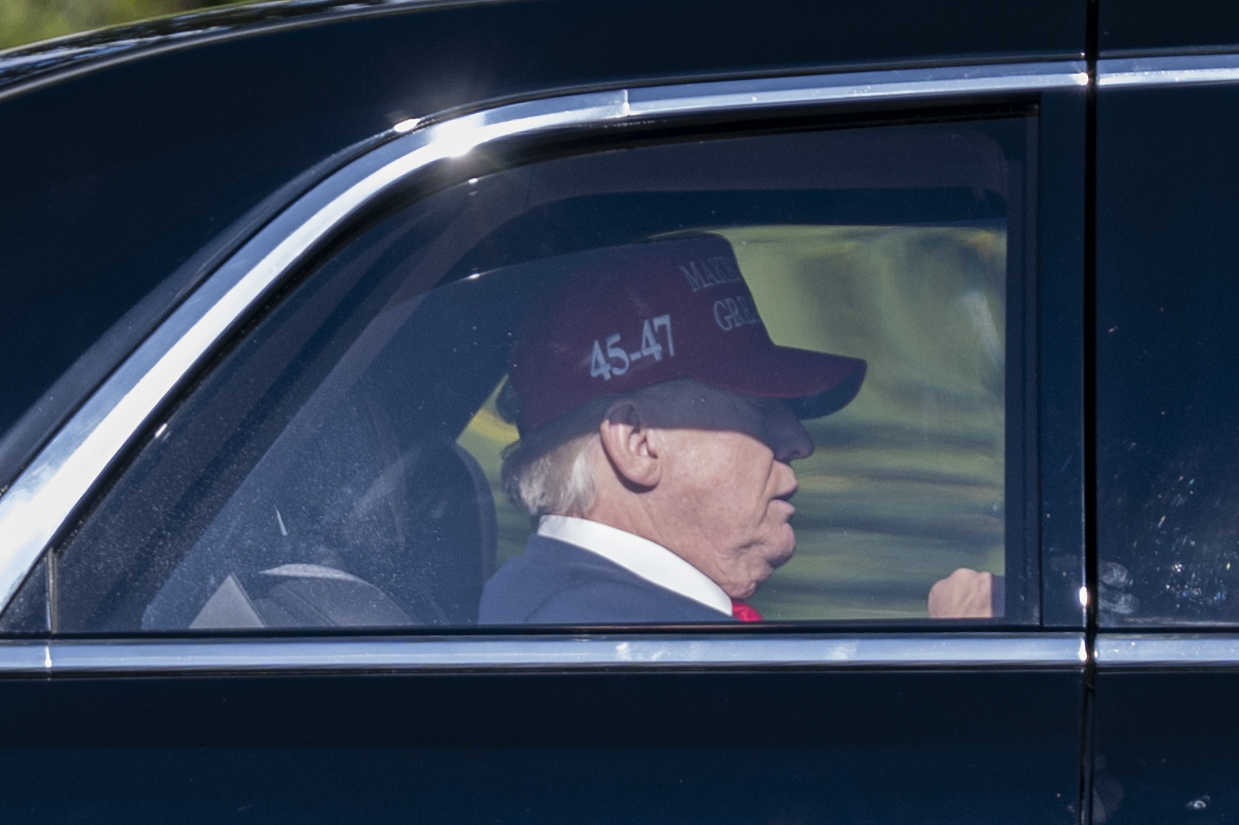 An earlier White House arrival showed Trump wearing a “45-47” cap that covered most of his hair, making the hairstyle itself harder to assess. The October 2025 image contrasts with the photos that later fueled online speculation. | Source: Getty Images