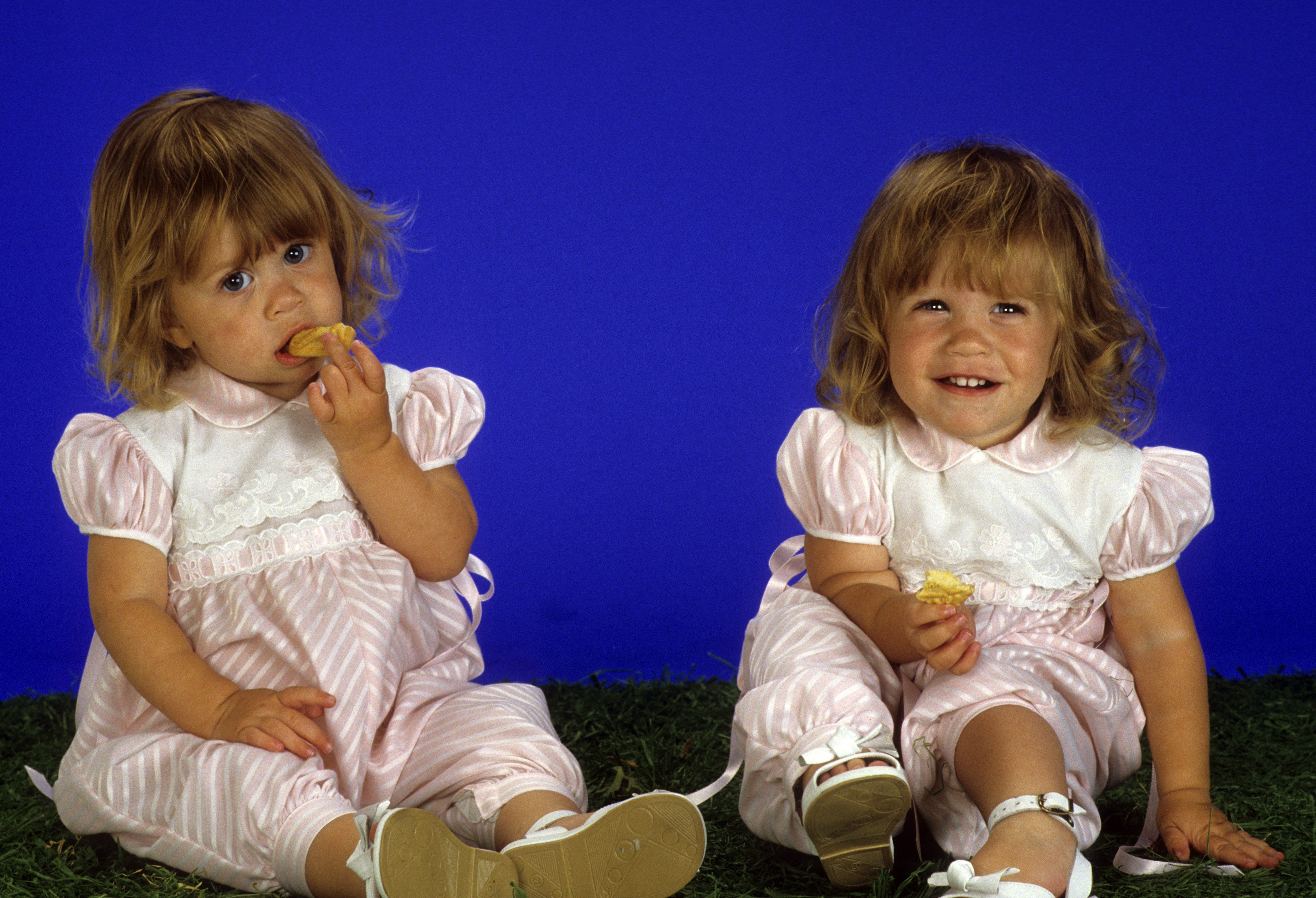 The twin sisters in a portrait session for "Full House" on April 11, 1988 | Source: Getty Images