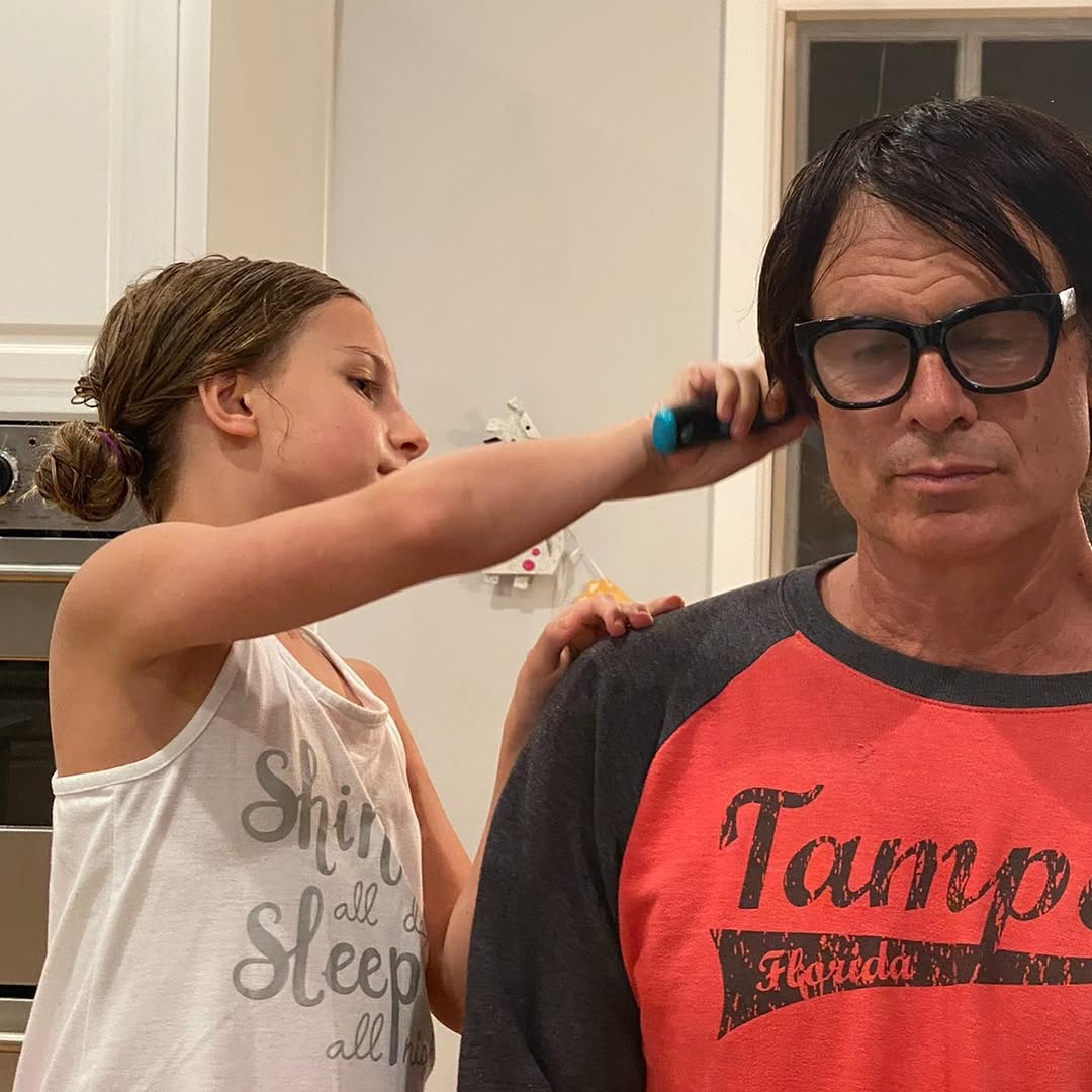 Patrick Muldoon getting his hair brushed by a loved one. | Source: Instagram/shanazappa