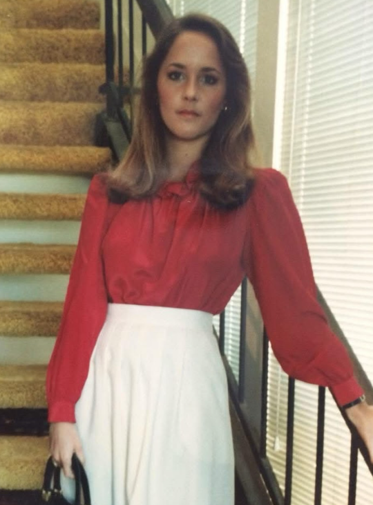 Murphy was 18 and heading to work at the May Company department store, dressed in a red blouse and high-waisted white skirt. The throwback captures her transition into young adulthood and adds another clear point in the transformation seen across her photos over the years. | Source: Instagram/erinmurphybewitched