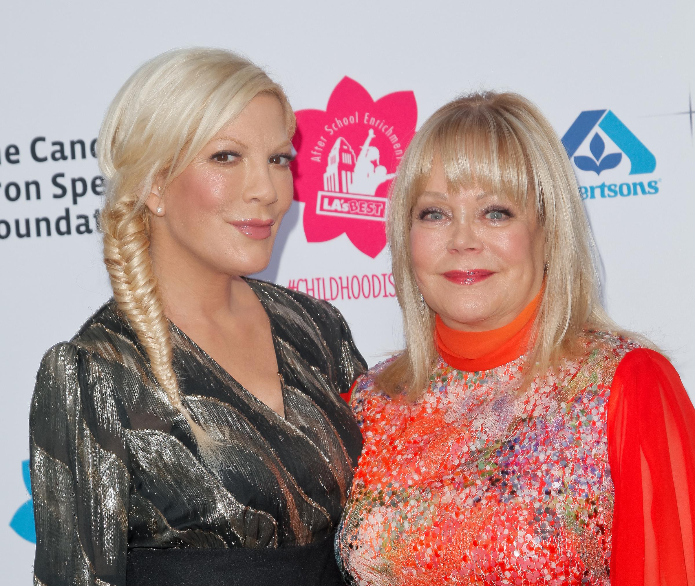 Tori Spelling and Candy Spelling attend LA's Best annual family dinner at Skirball Cultural Center on June 27, 2015, in Los Angeles, California | Source: Getty Images