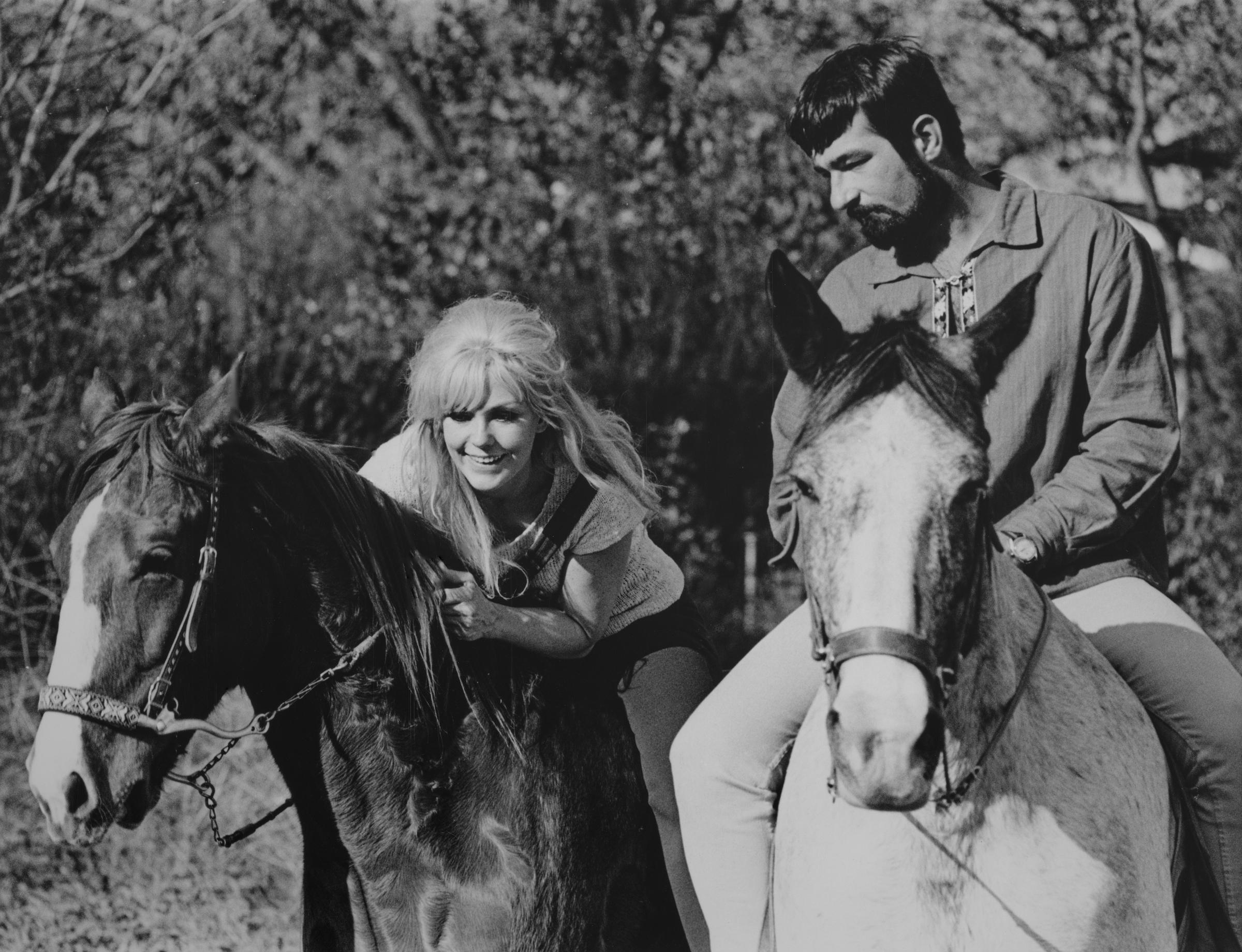 Kim Novak and restaurant owner Joel Thomas ride horses together in Burbank, California, during an outdoor outing. | Source: Getty Images