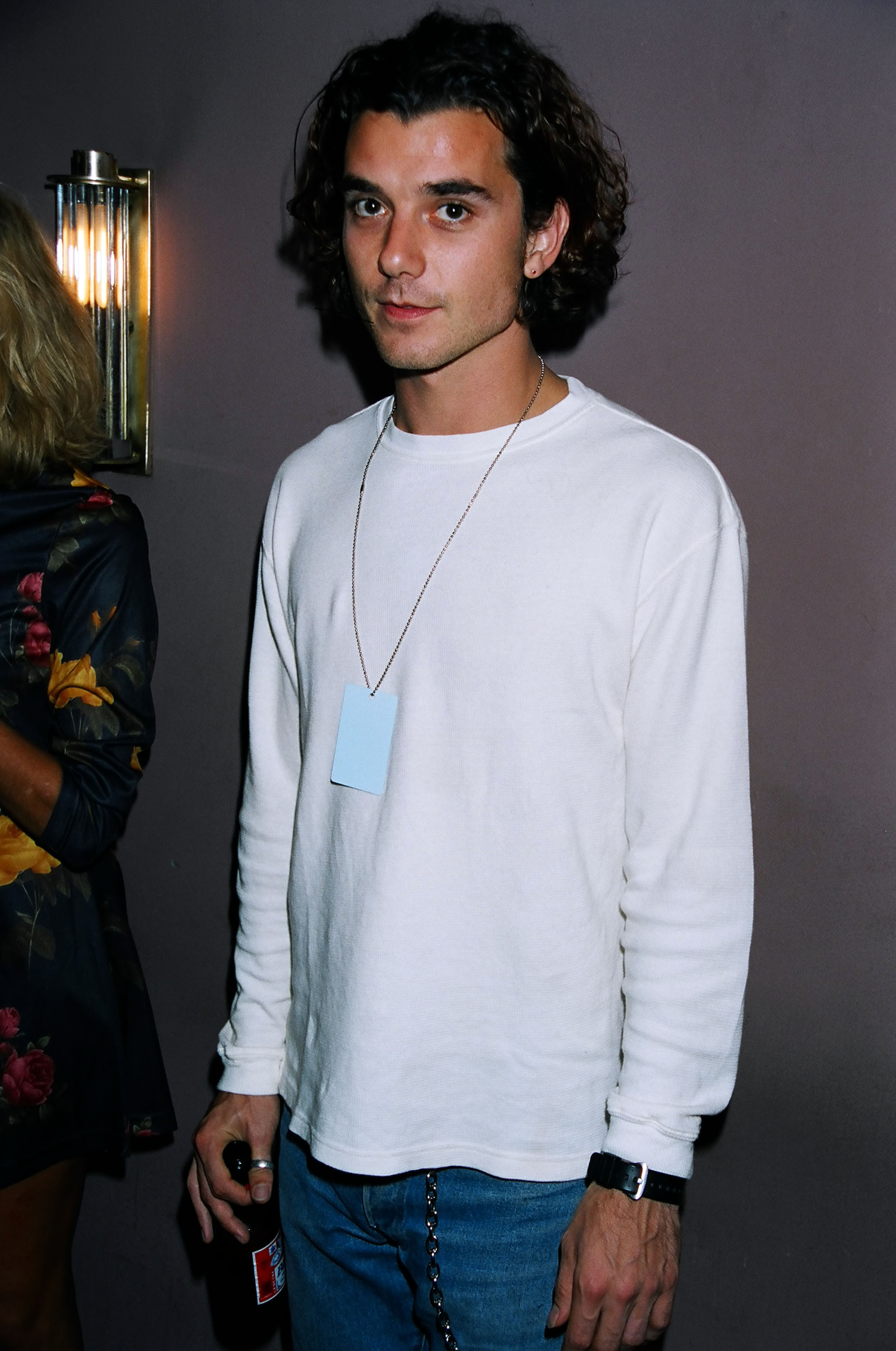 Gavin Rossdale wears a plain white long-sleeved shirt and jeans at the 1995 MTV Video Music Awards in New York City, his dark curls framing a serious, fresh-faced look.