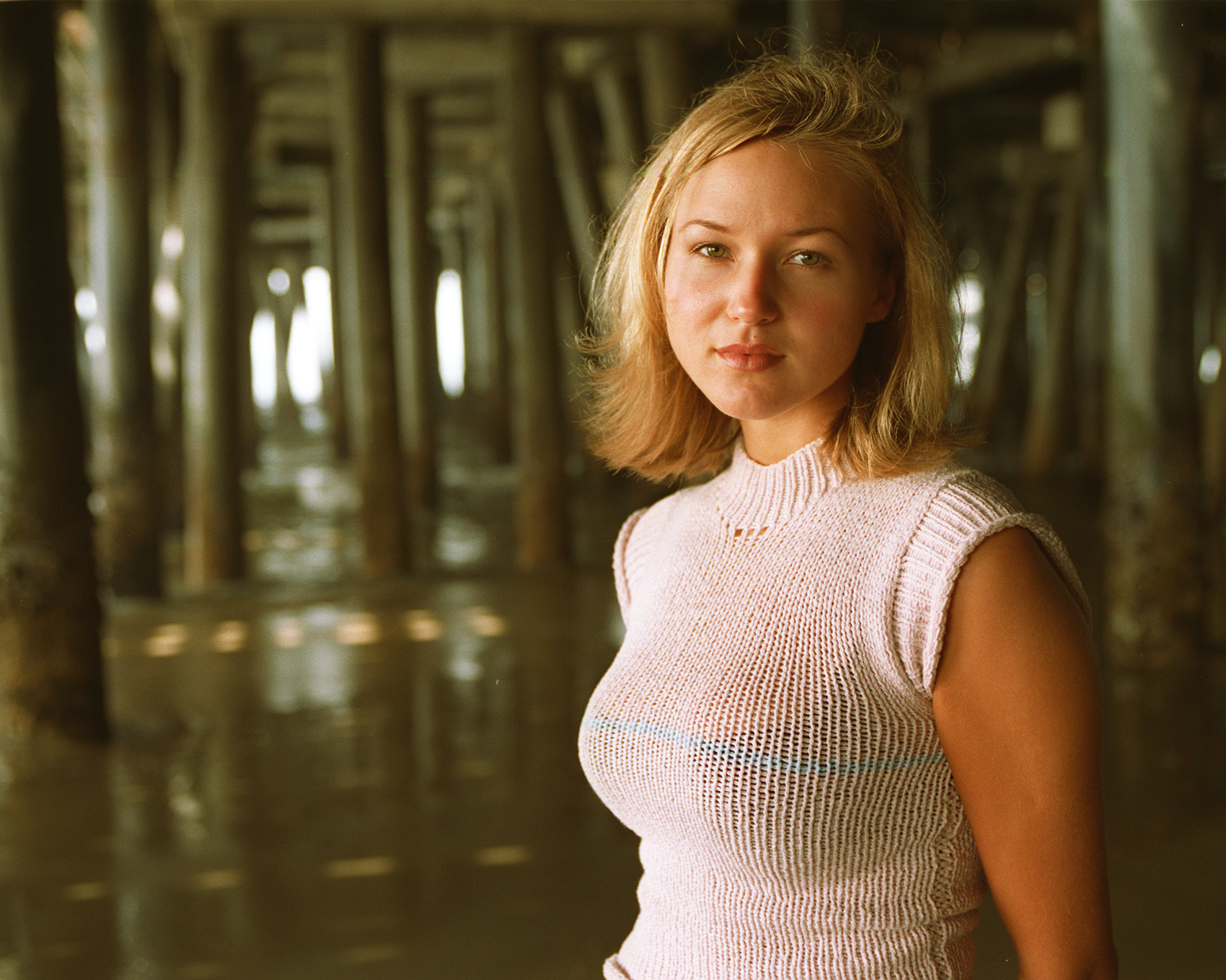 Jewel Kilcher is photographed at under the Santa Monica Beach Pier on 25 April 1996. | Source: Getty Images