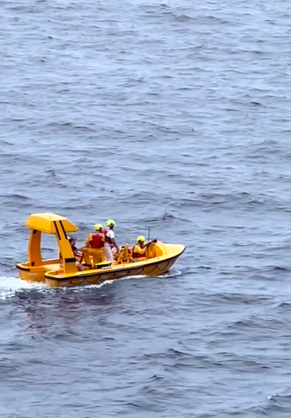 The rescue team in the water after the little girl fell overboard. | Source: TikTok/@lifeofchandler