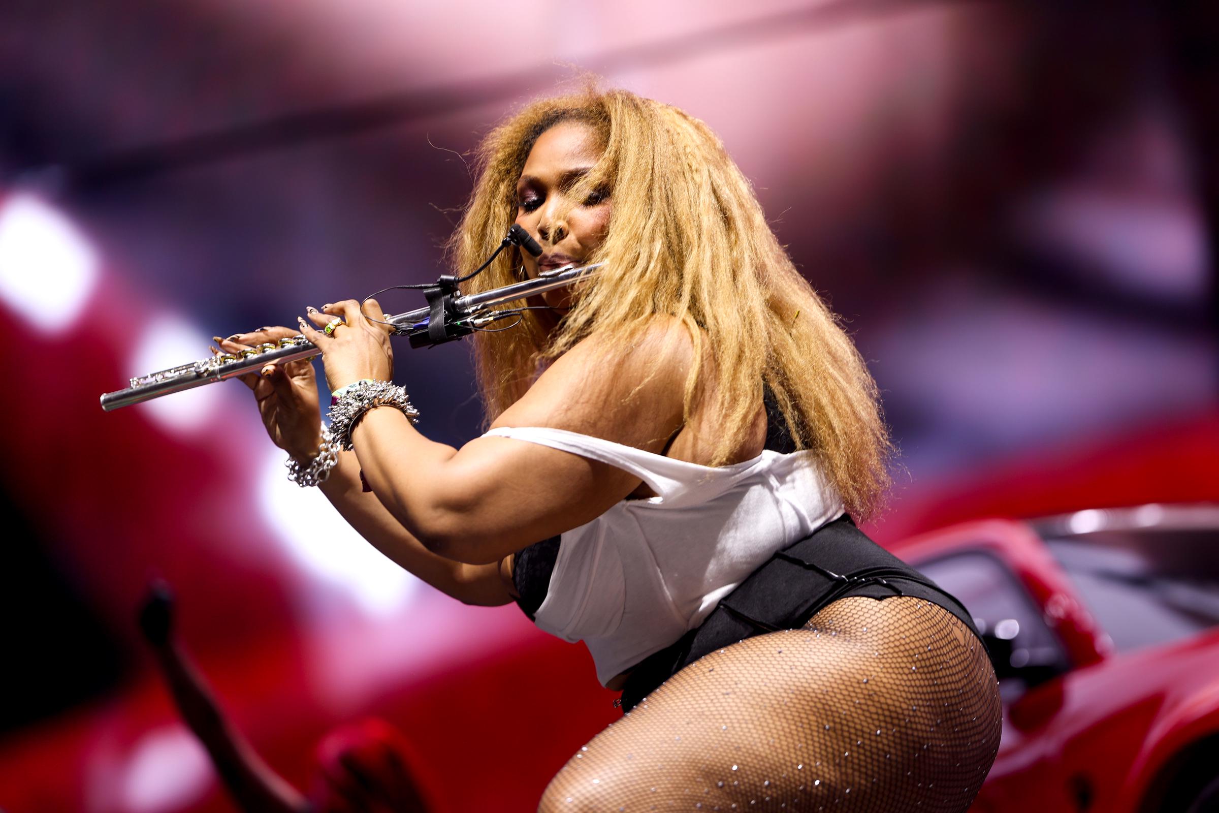Leaning into the moment, Lizzo brings out her signature flute, blending musicality with showmanship in a performance only she can deliver. With precision and flair, the scene captures her artistry at full force — dynamic, versatile, and completely in control.